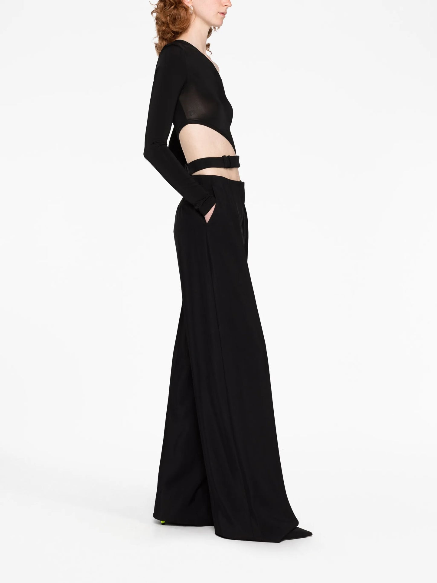 Diagonal-cut long-sleeved body