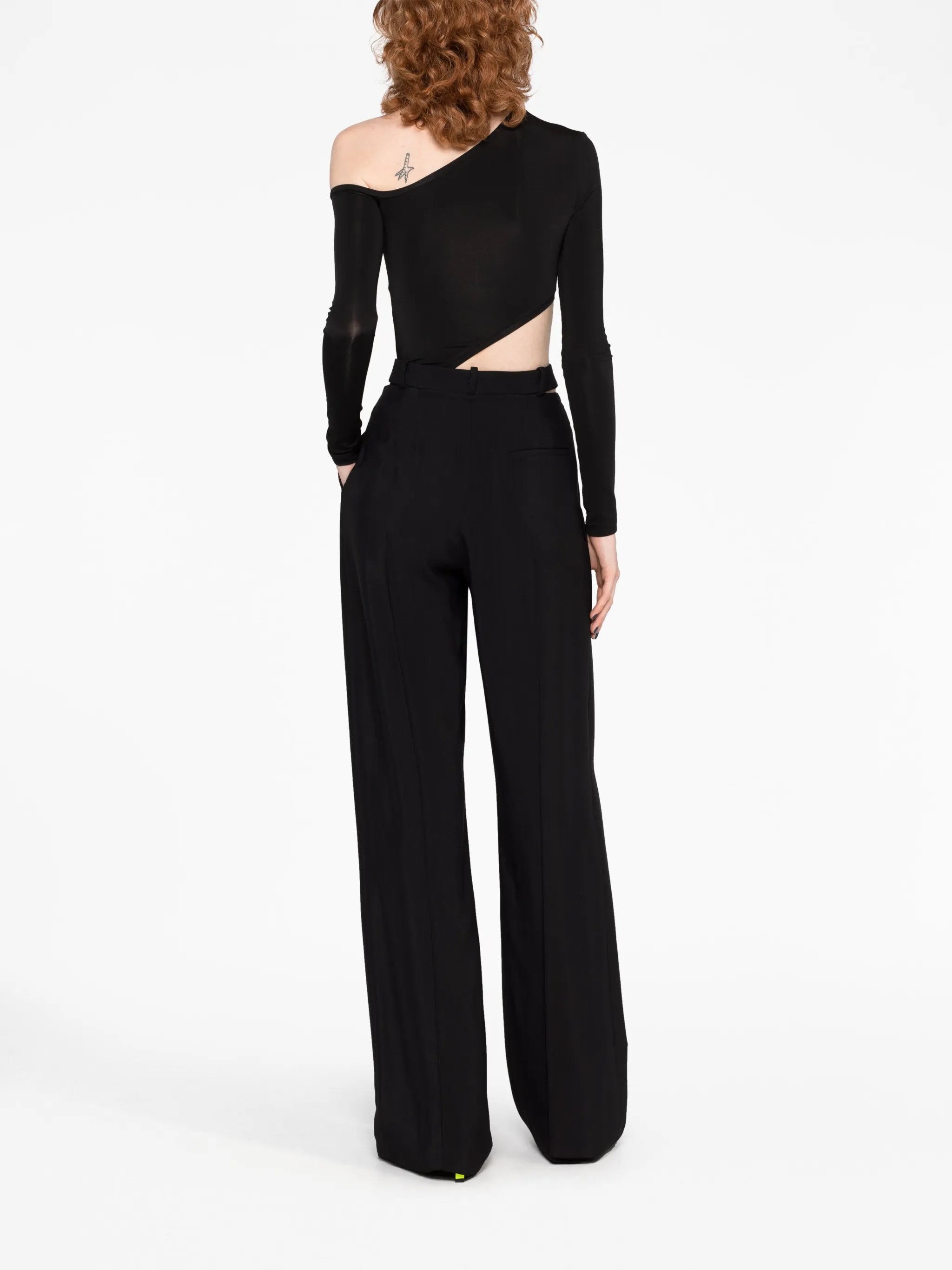 Diagonal-cut long-sleeved body