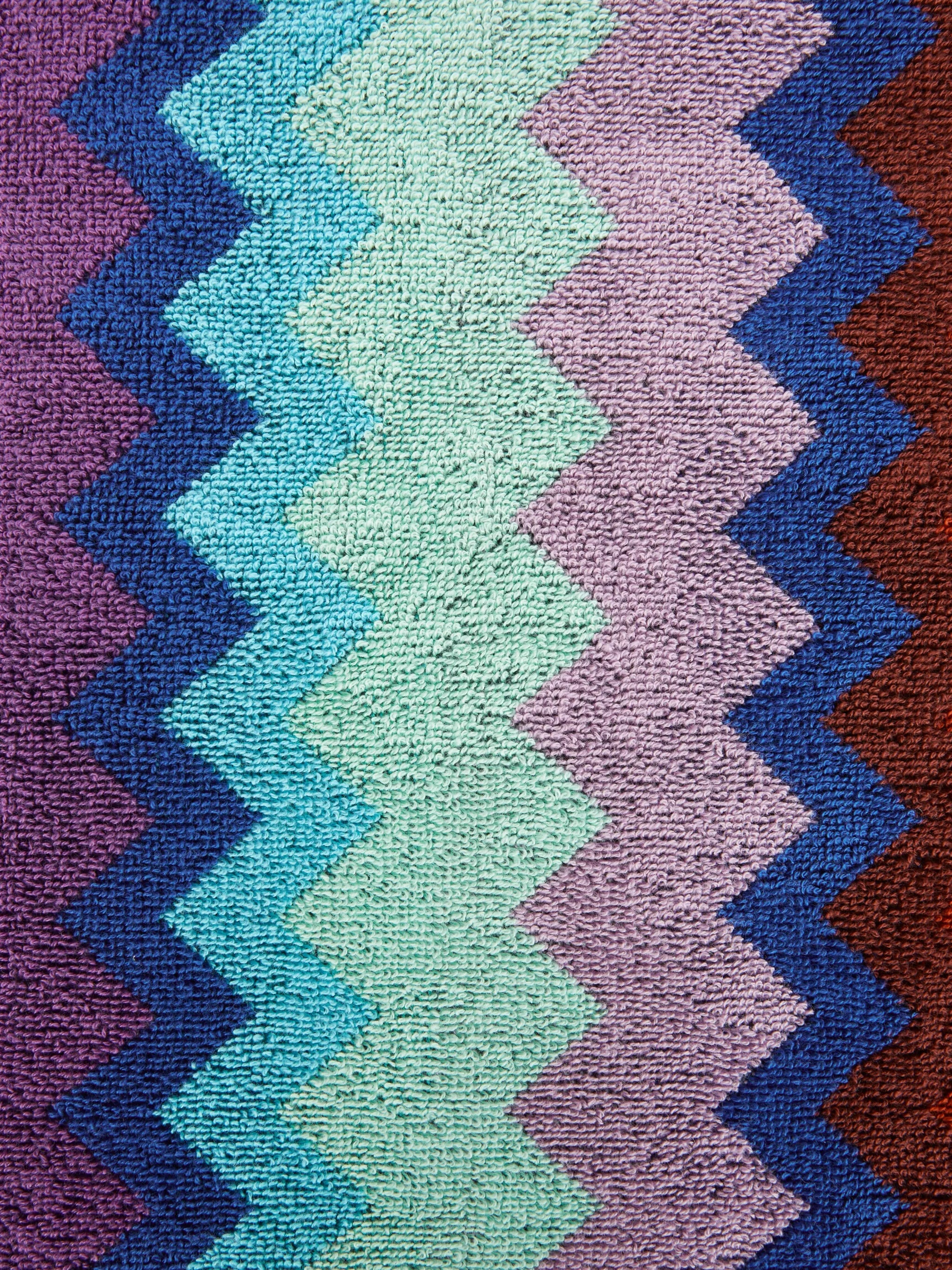 zigzag-pattern bath towels (set of five)