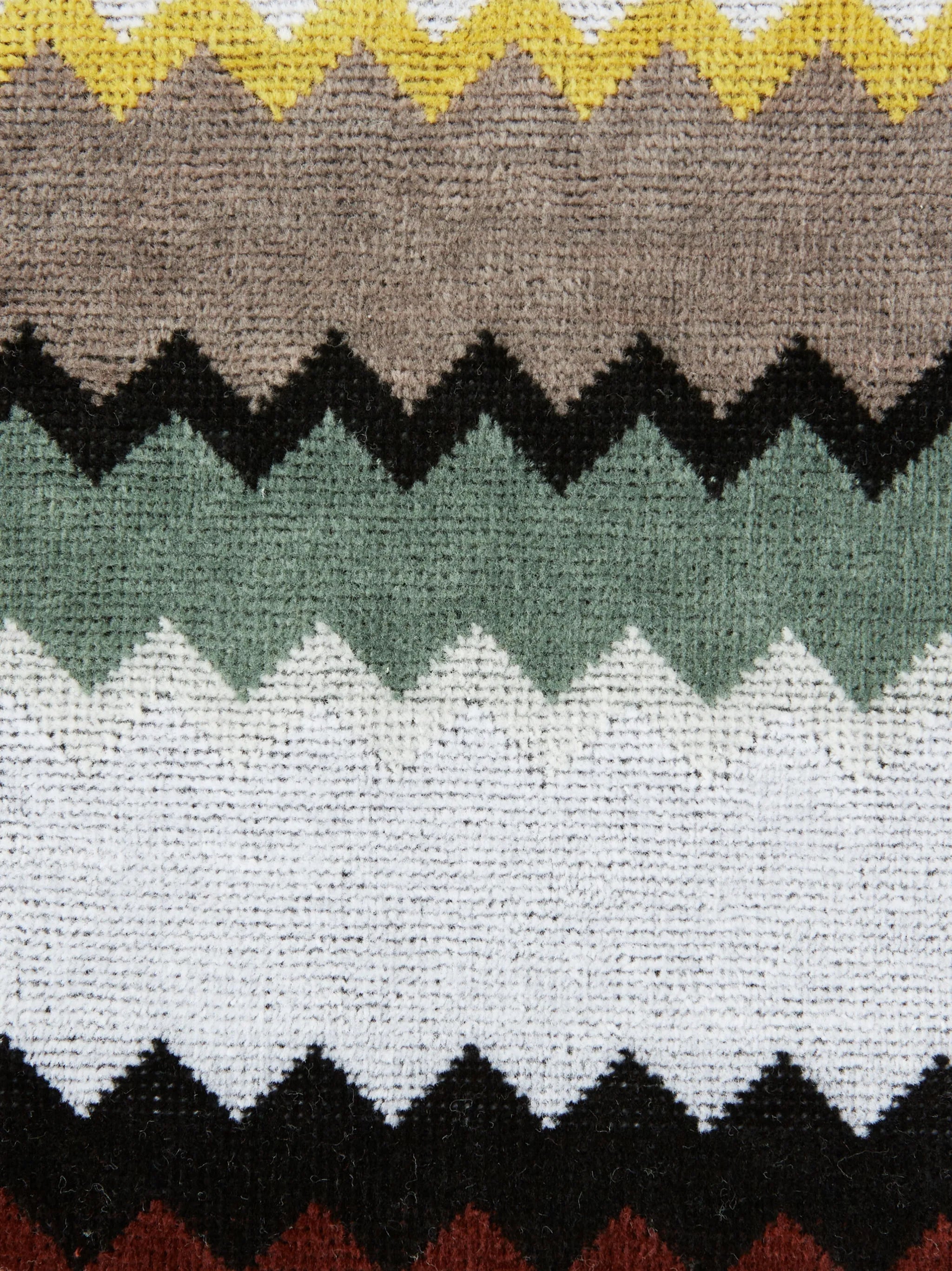 zigzag-pattern bath towels (set of five)