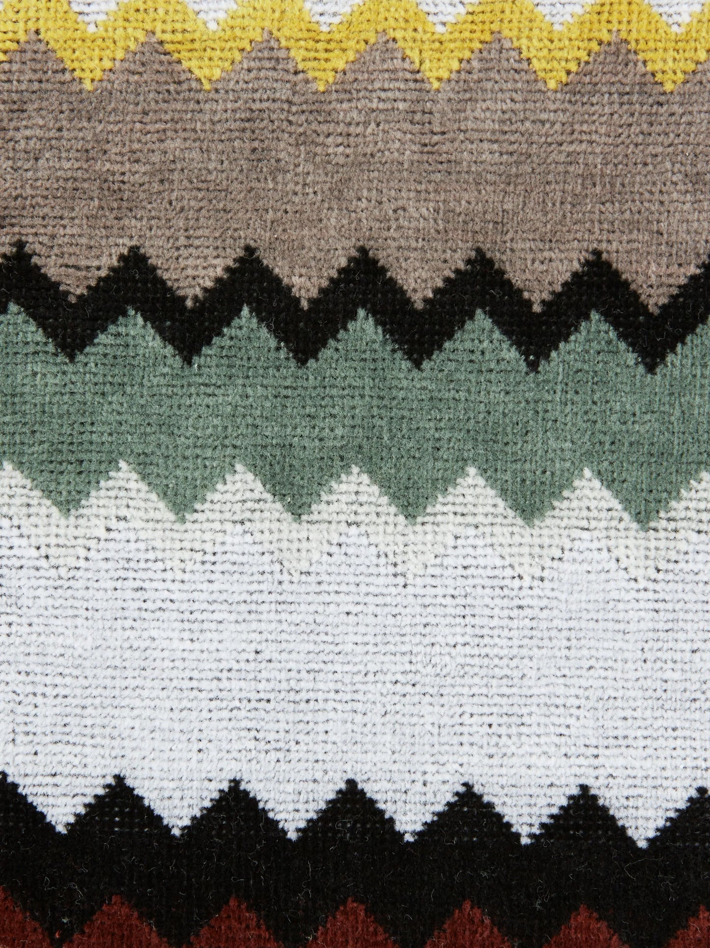 zigzag-pattern bath towels (set of five)