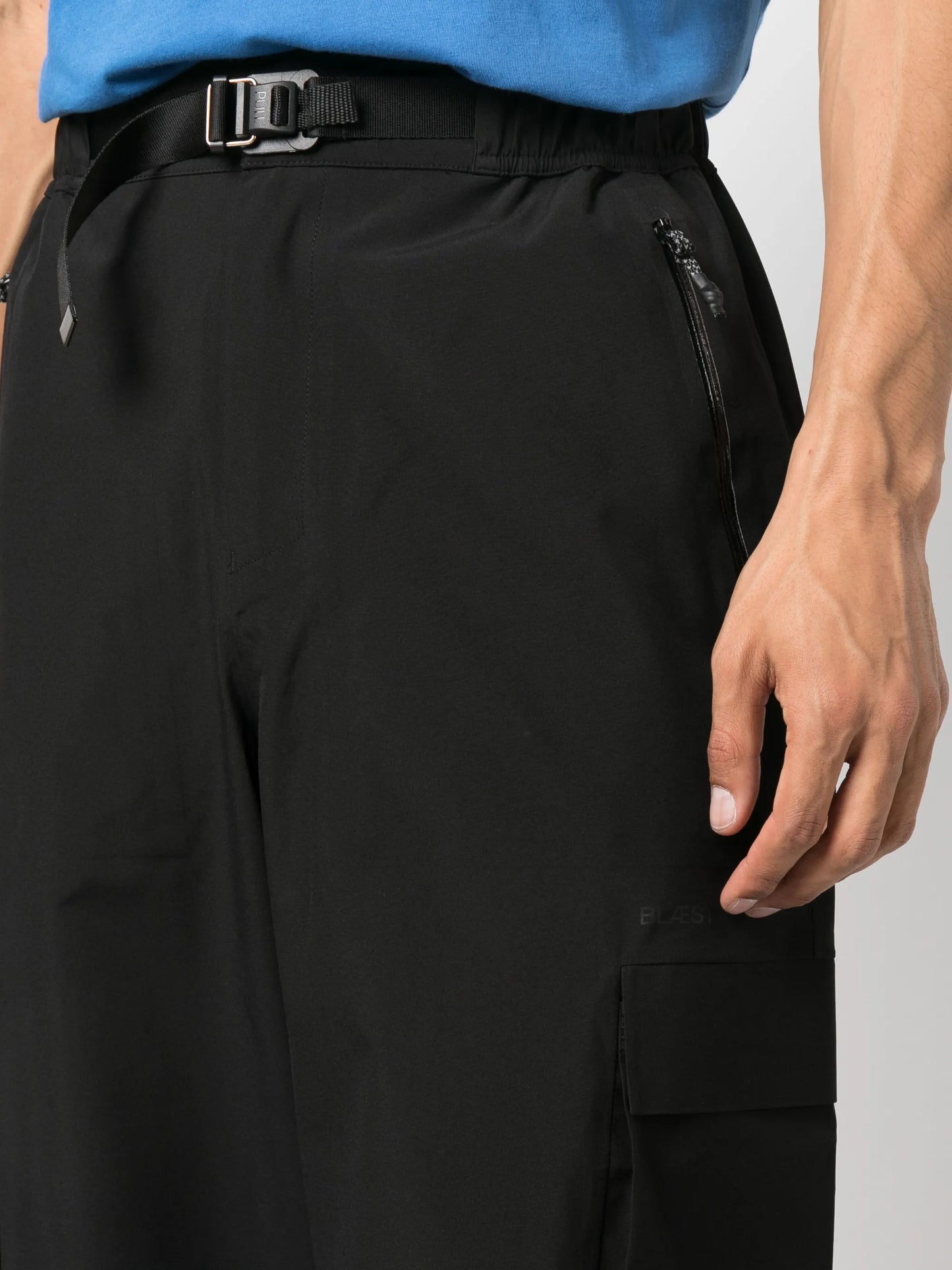 wide-leg cargo trousers