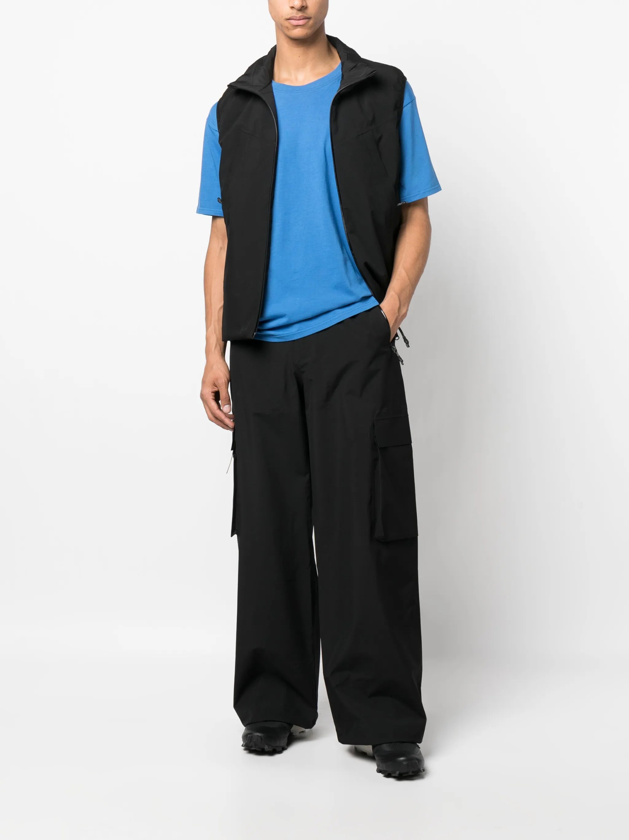wide-leg cargo trousers