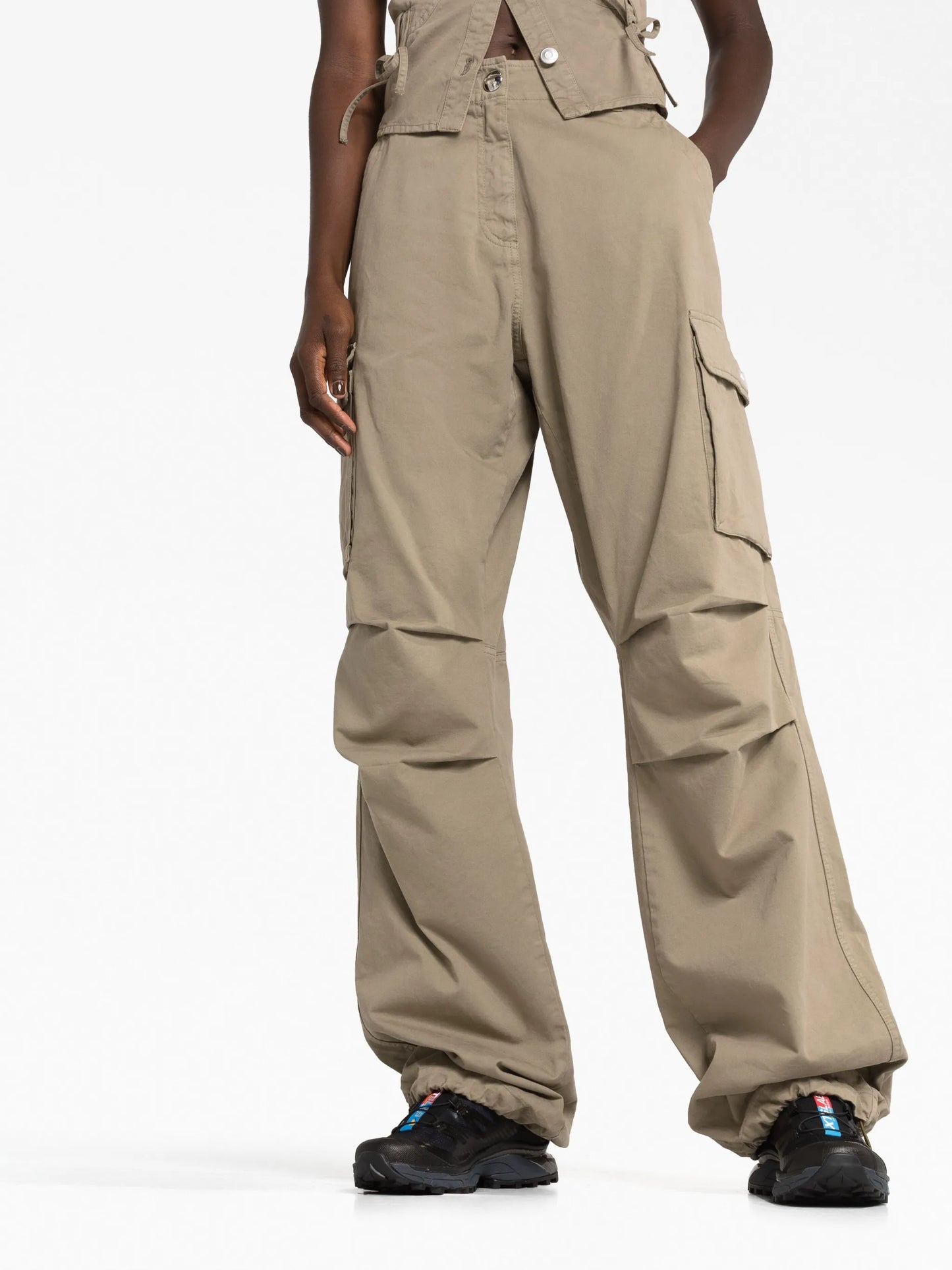 wide-leg cargo trousers