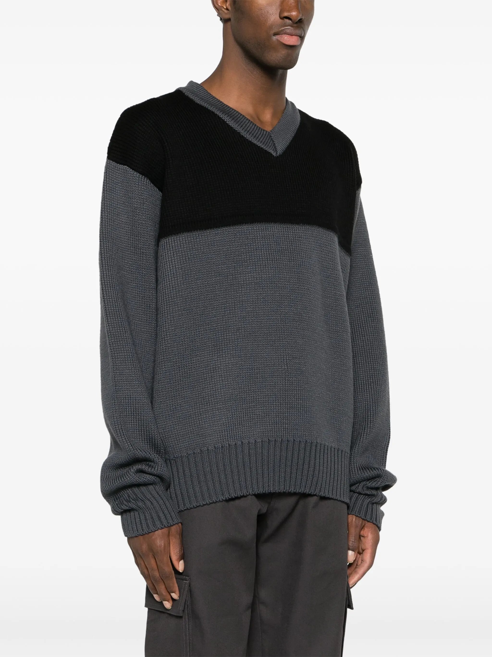 two-tone design V-neck jumper
