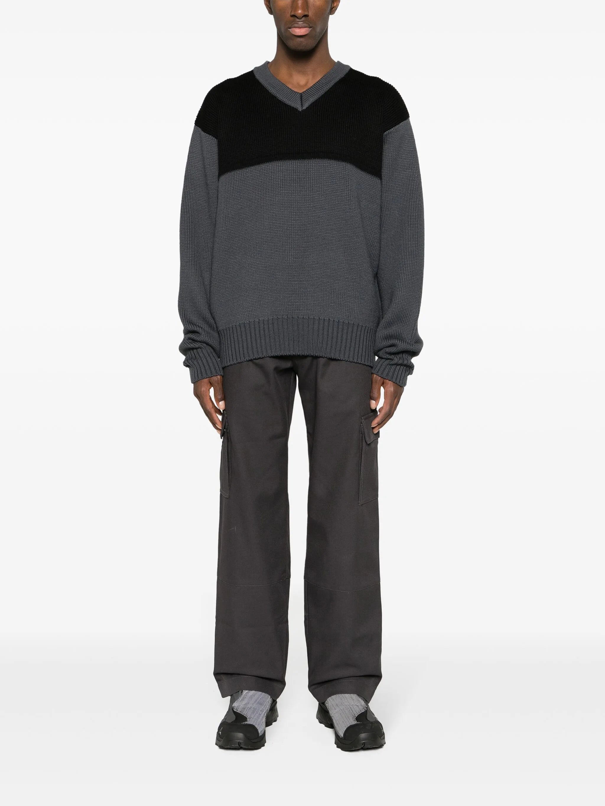 two-tone design V-neck jumper