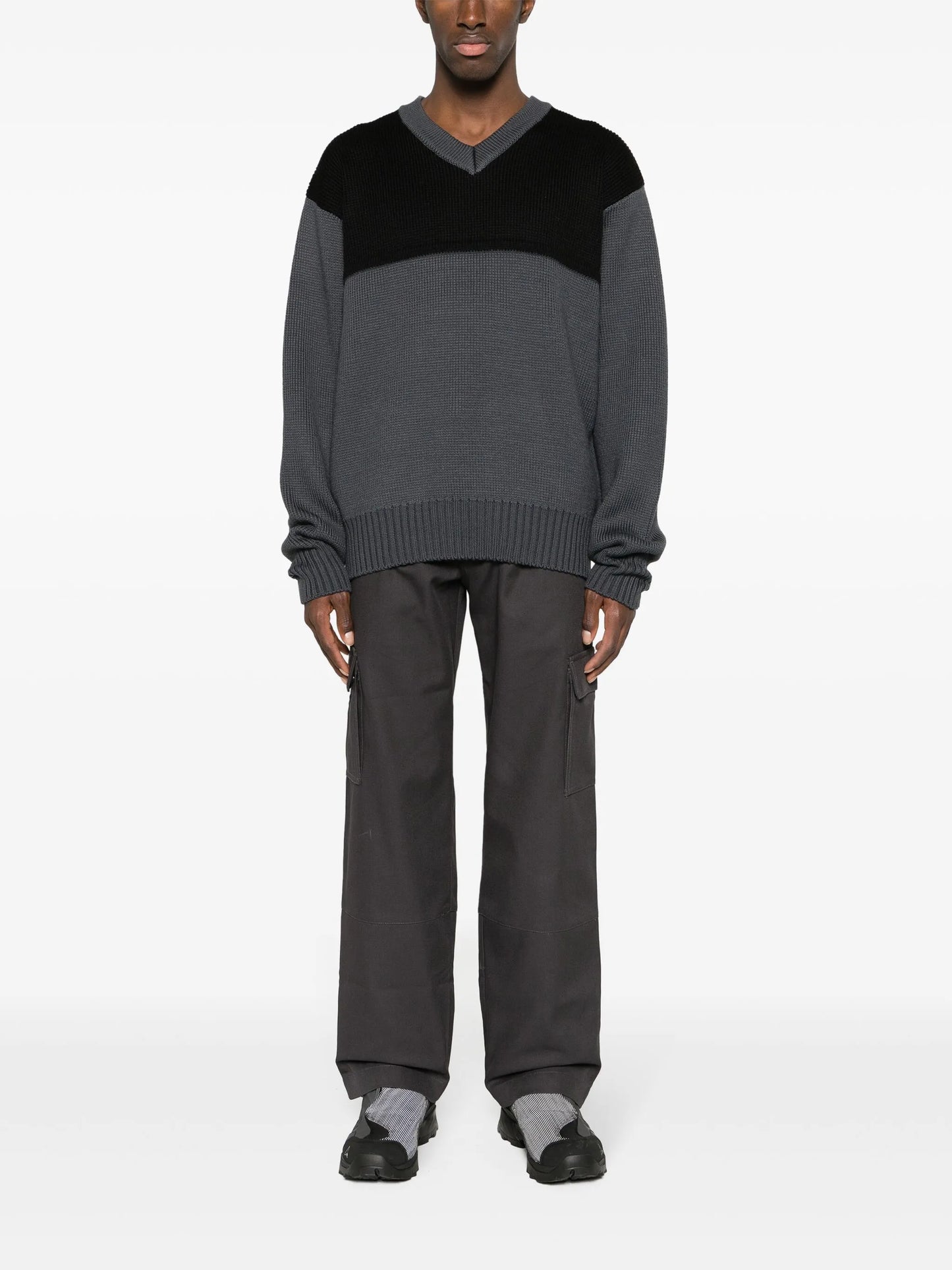 two-tone design V-neck jumper