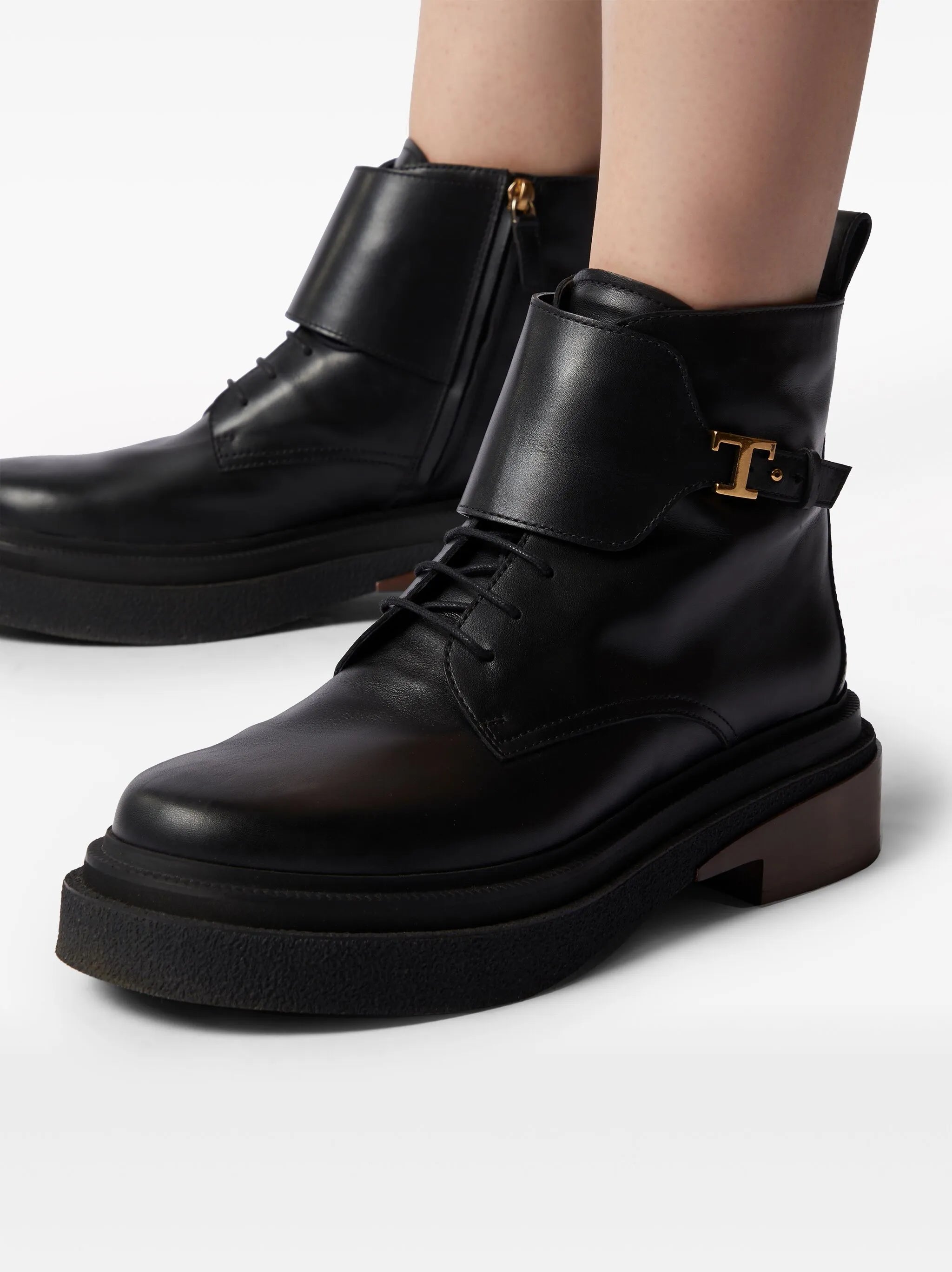 logo-plaque leather ankle boots