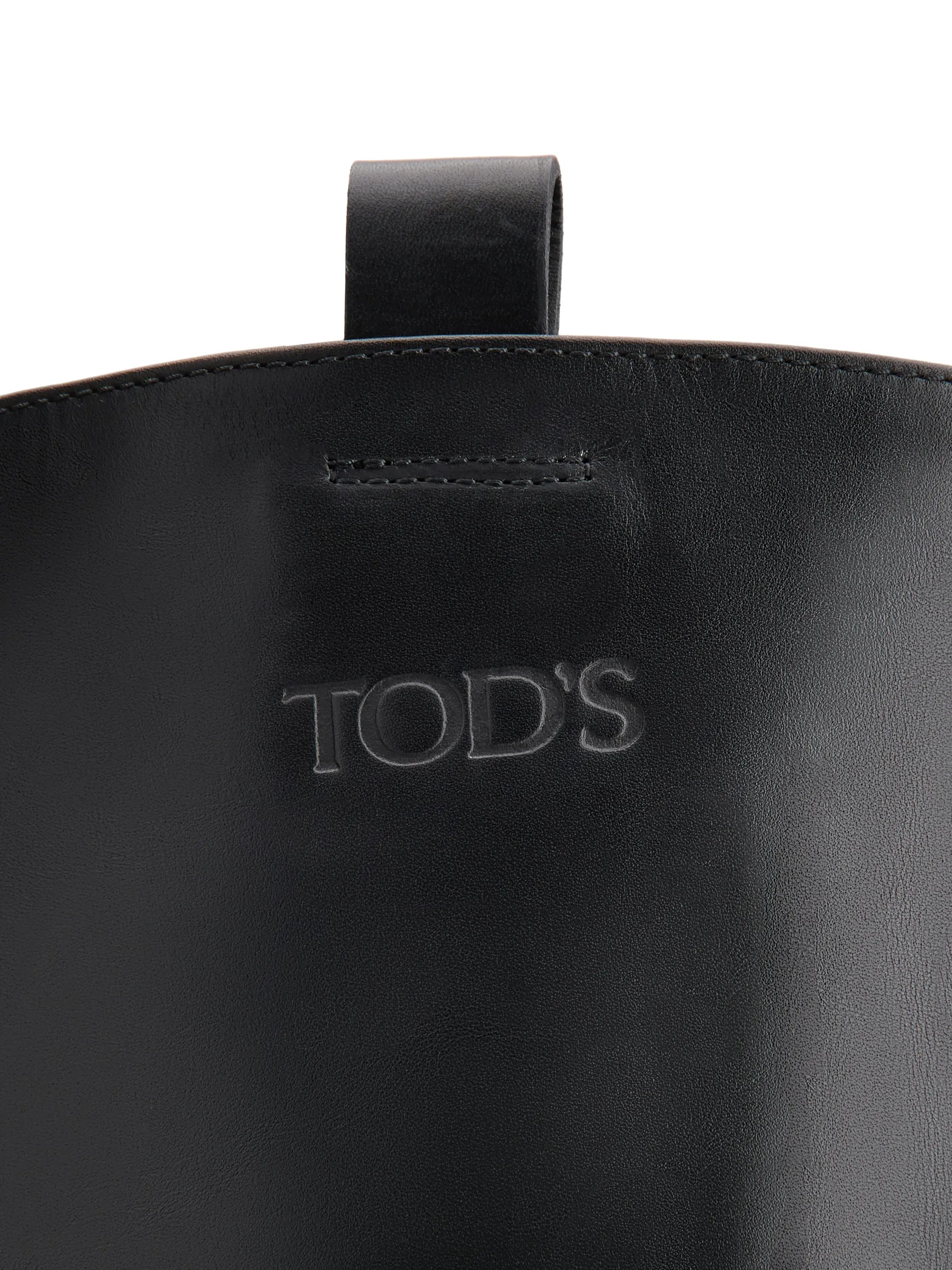 round-toe leather boots