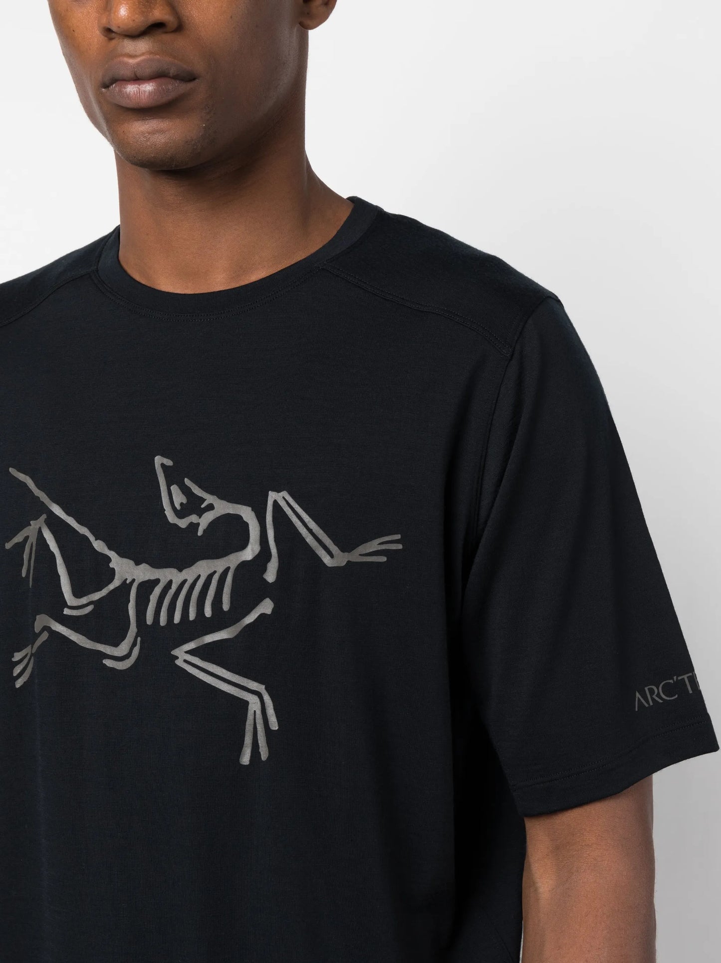 Ionia logo-print T-shirt