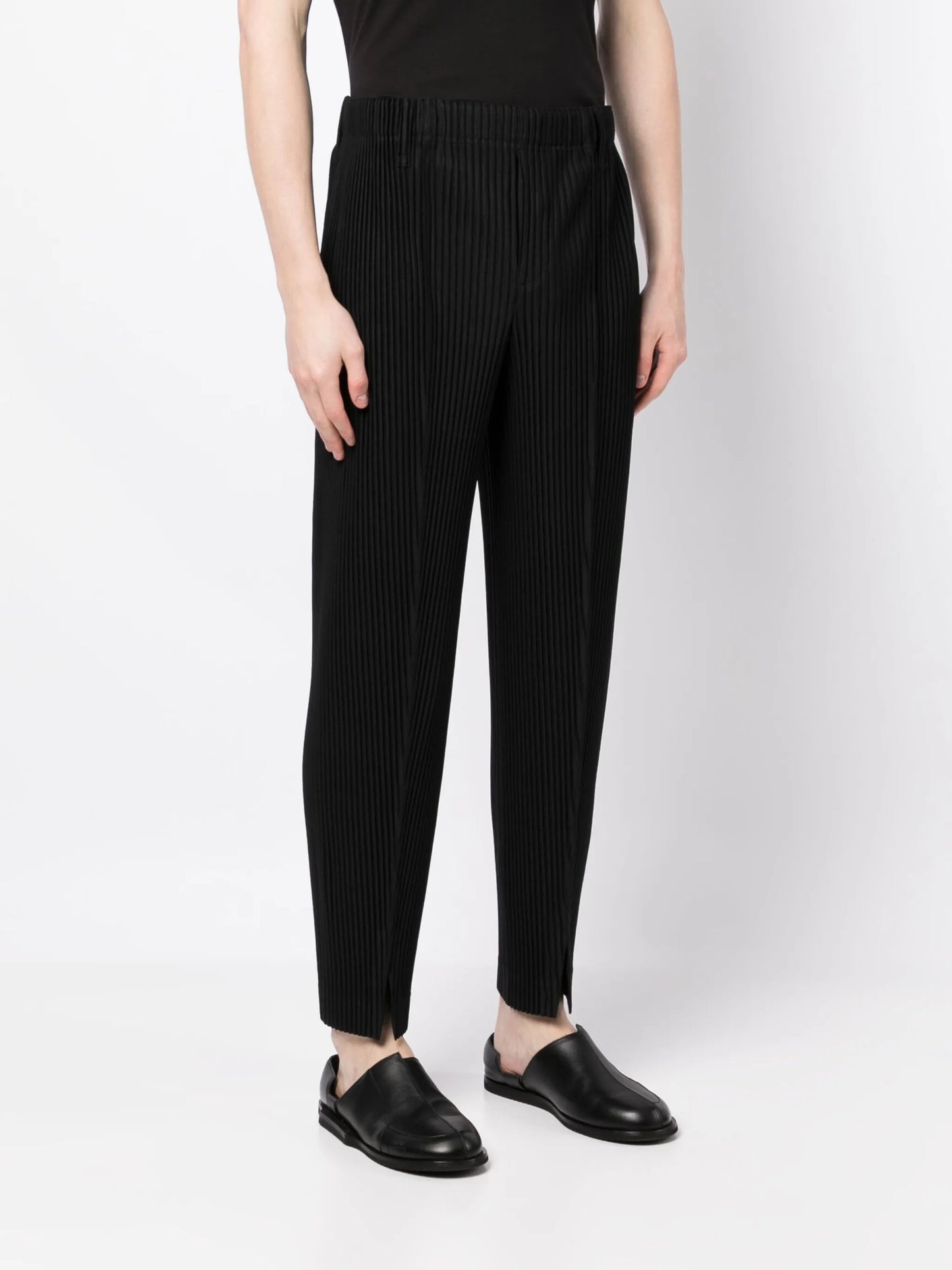 tailored-cut pleated trousers