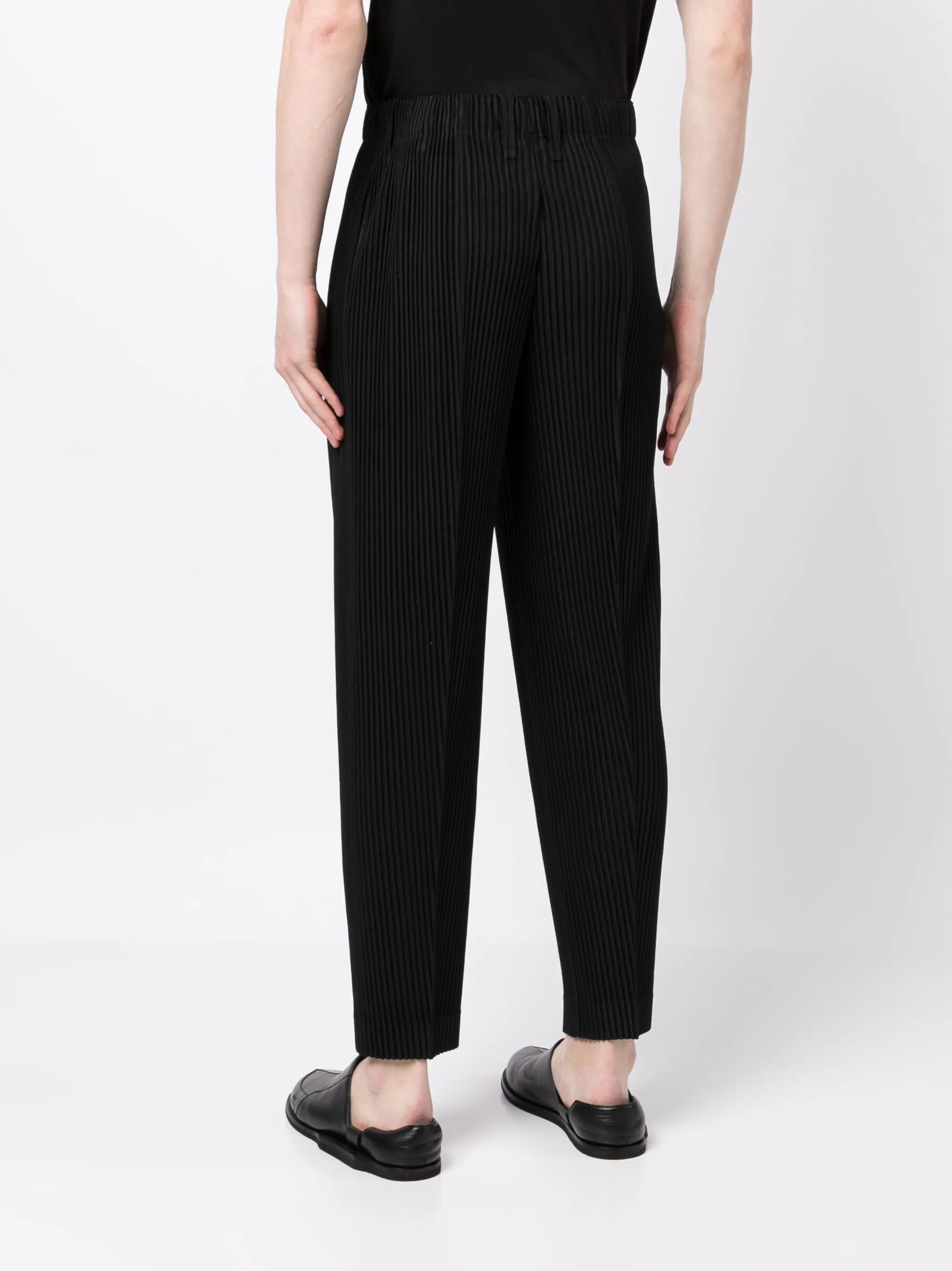 tailored-cut pleated trousers