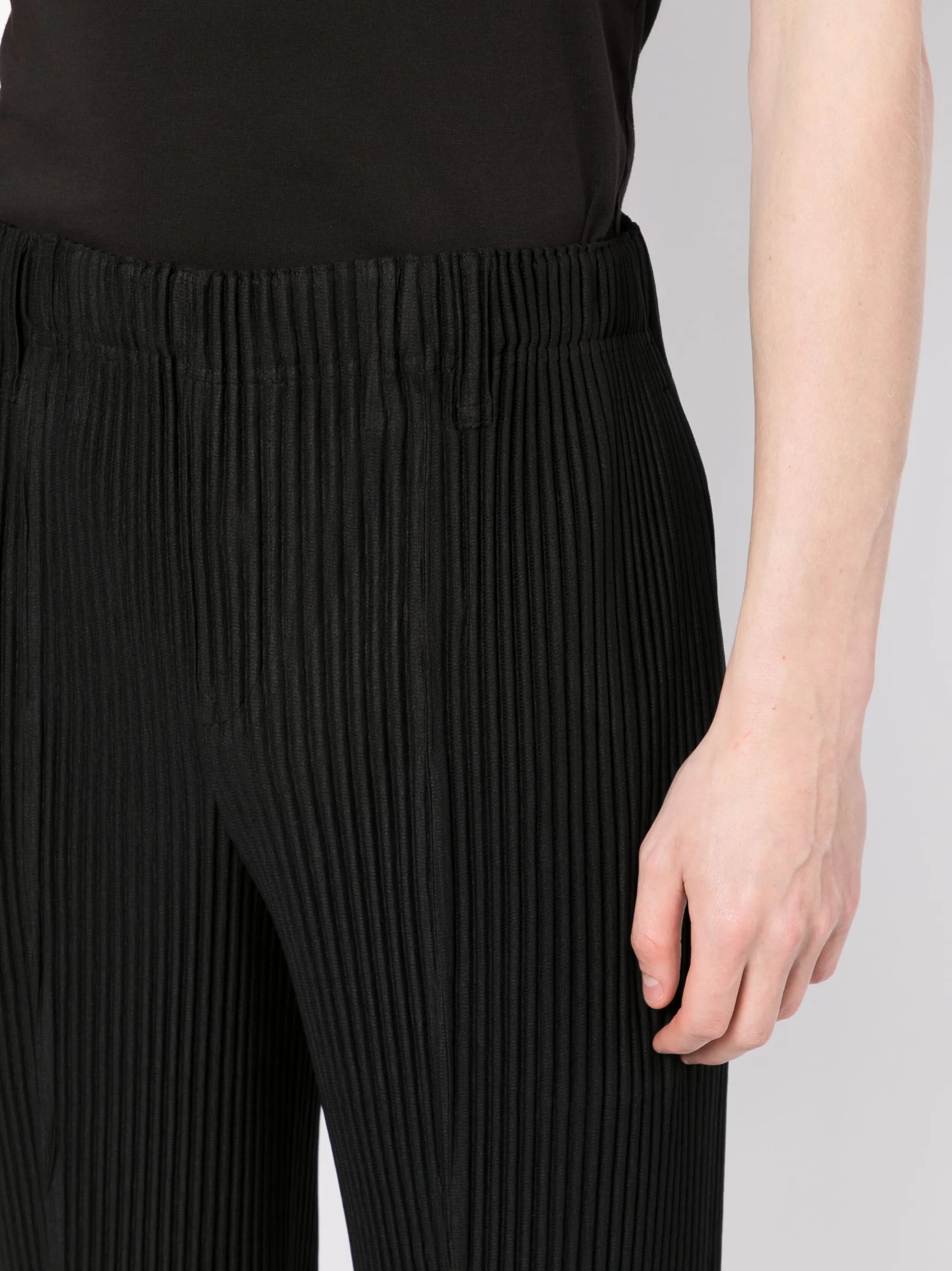 tailored-cut pleated trousers