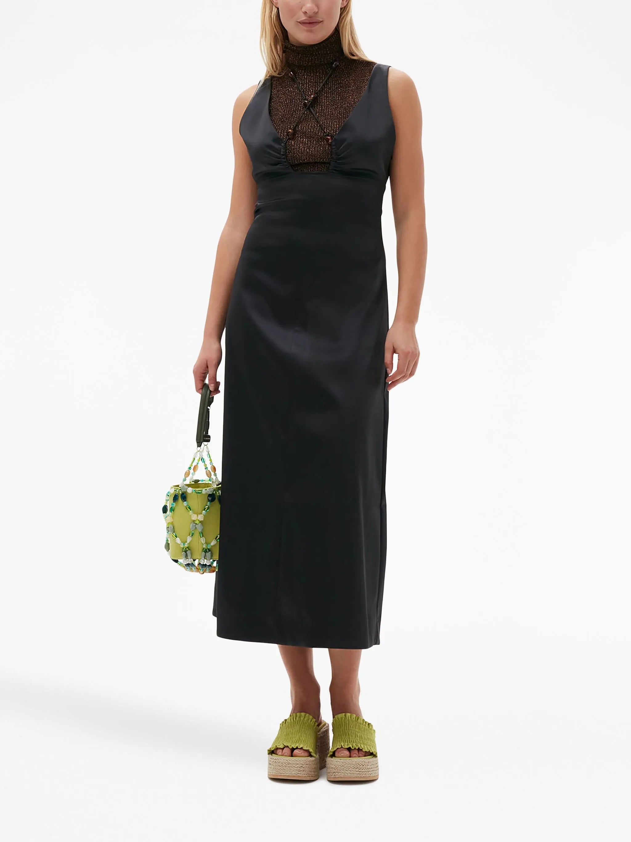 v-neck sleeveless dress