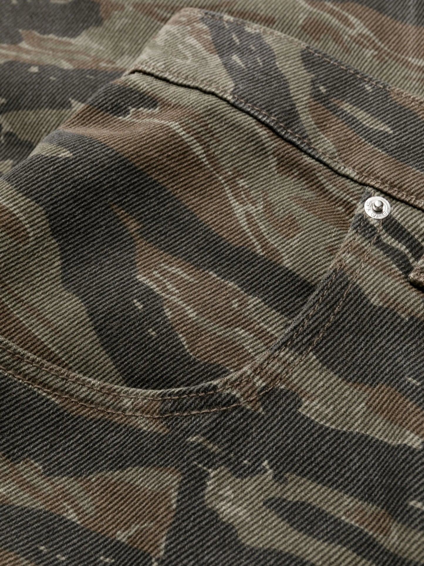 camouflage-print cargo jeans