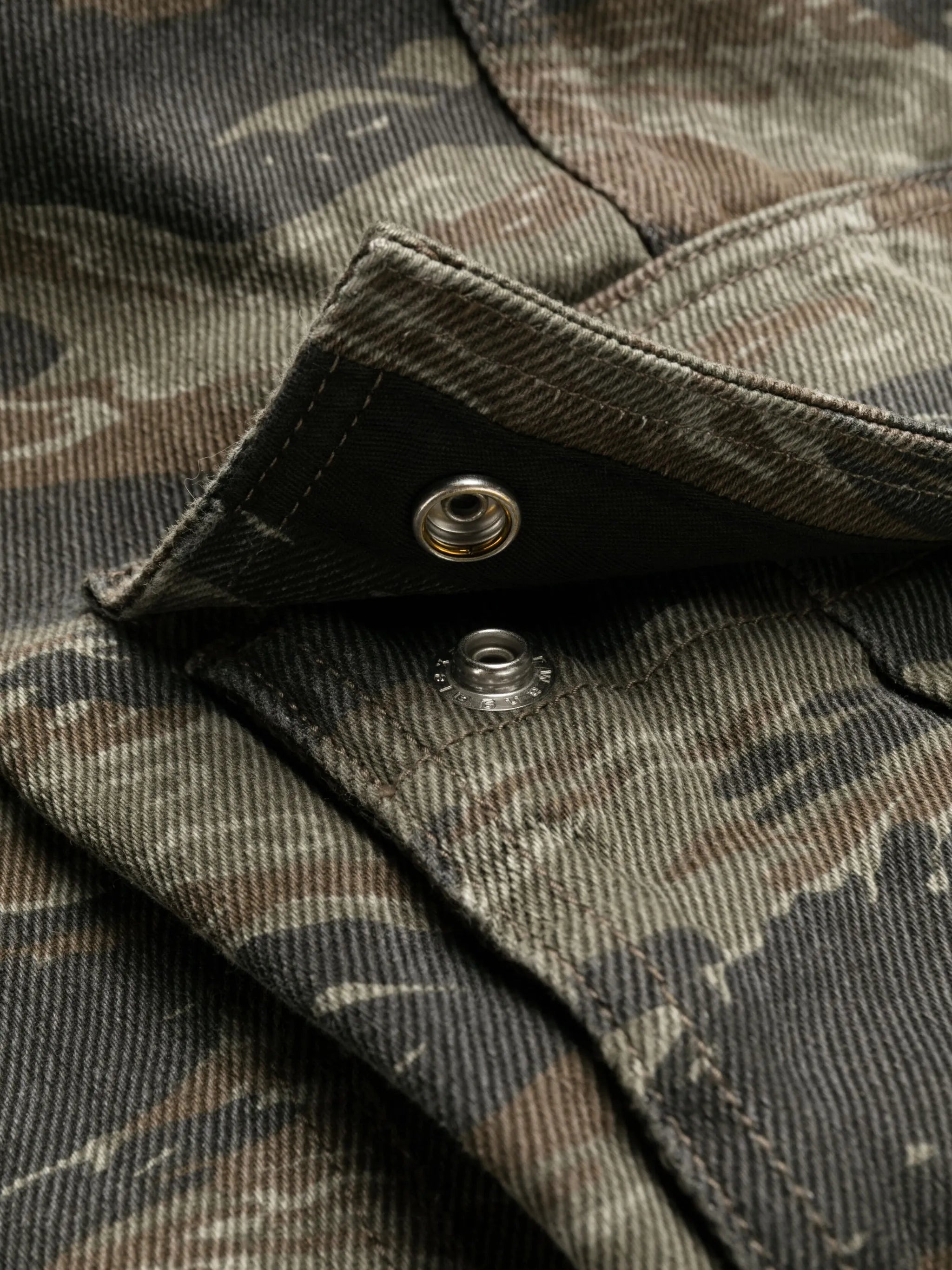 camouflage-print cargo jeans