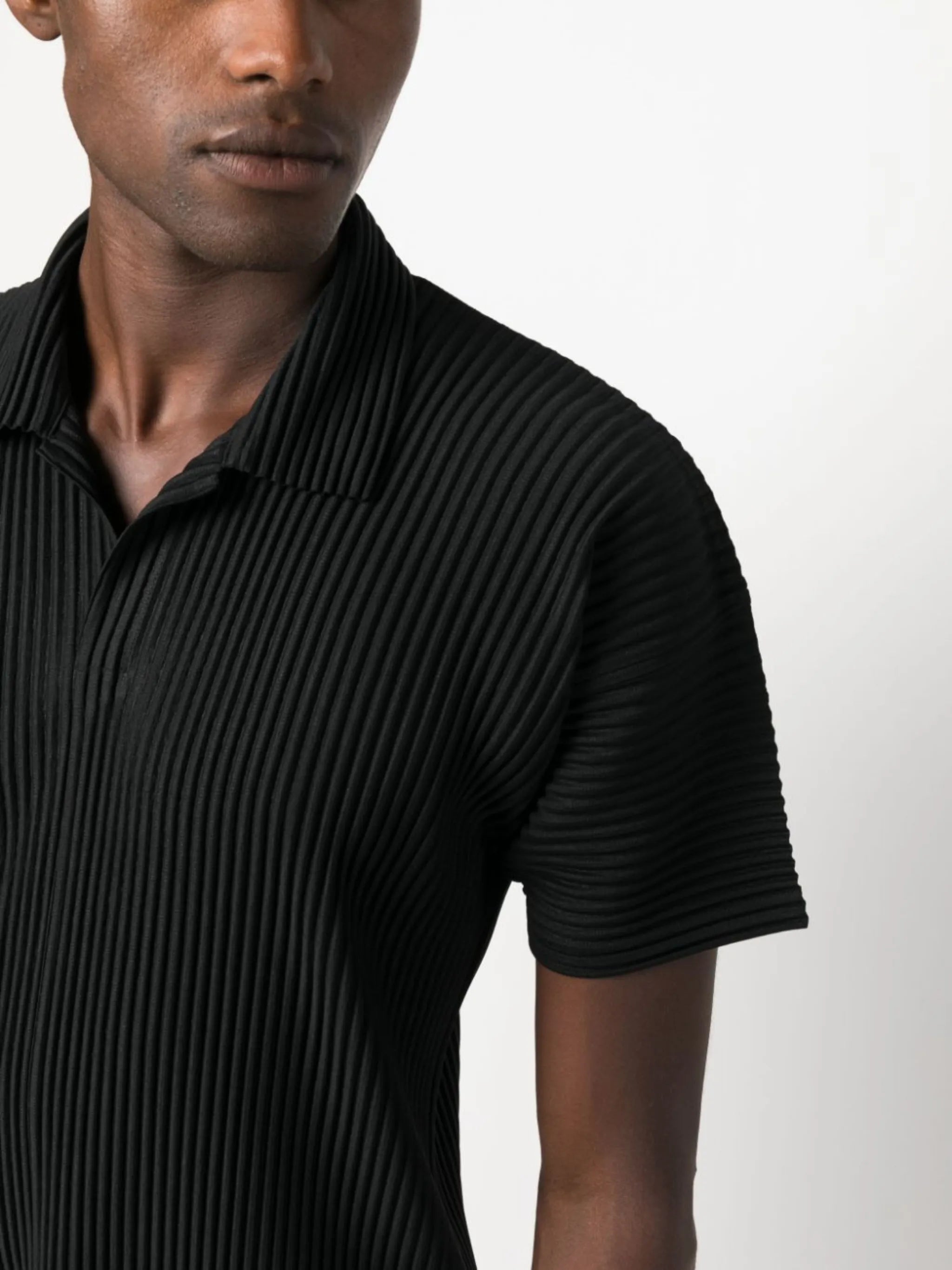 short-sleeved pleated polo shirt