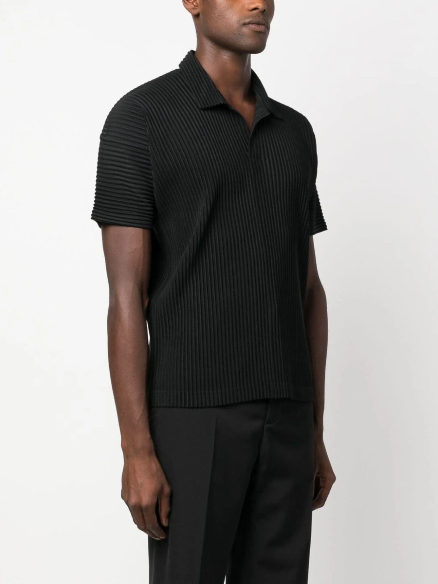 short-sleeved pleated polo shirt