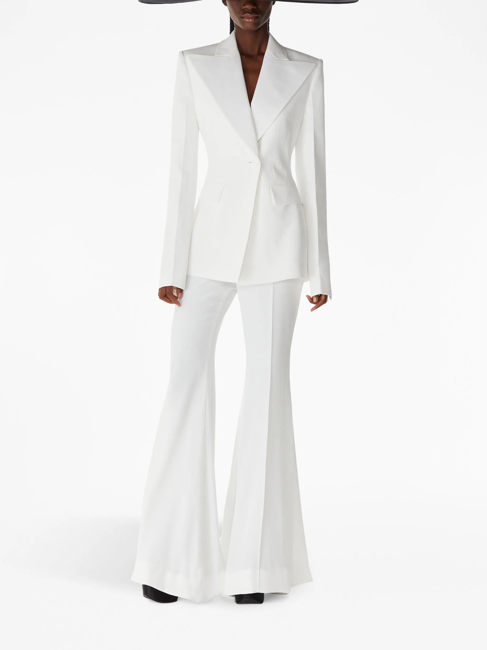 single-breasted peak-lapel blazer