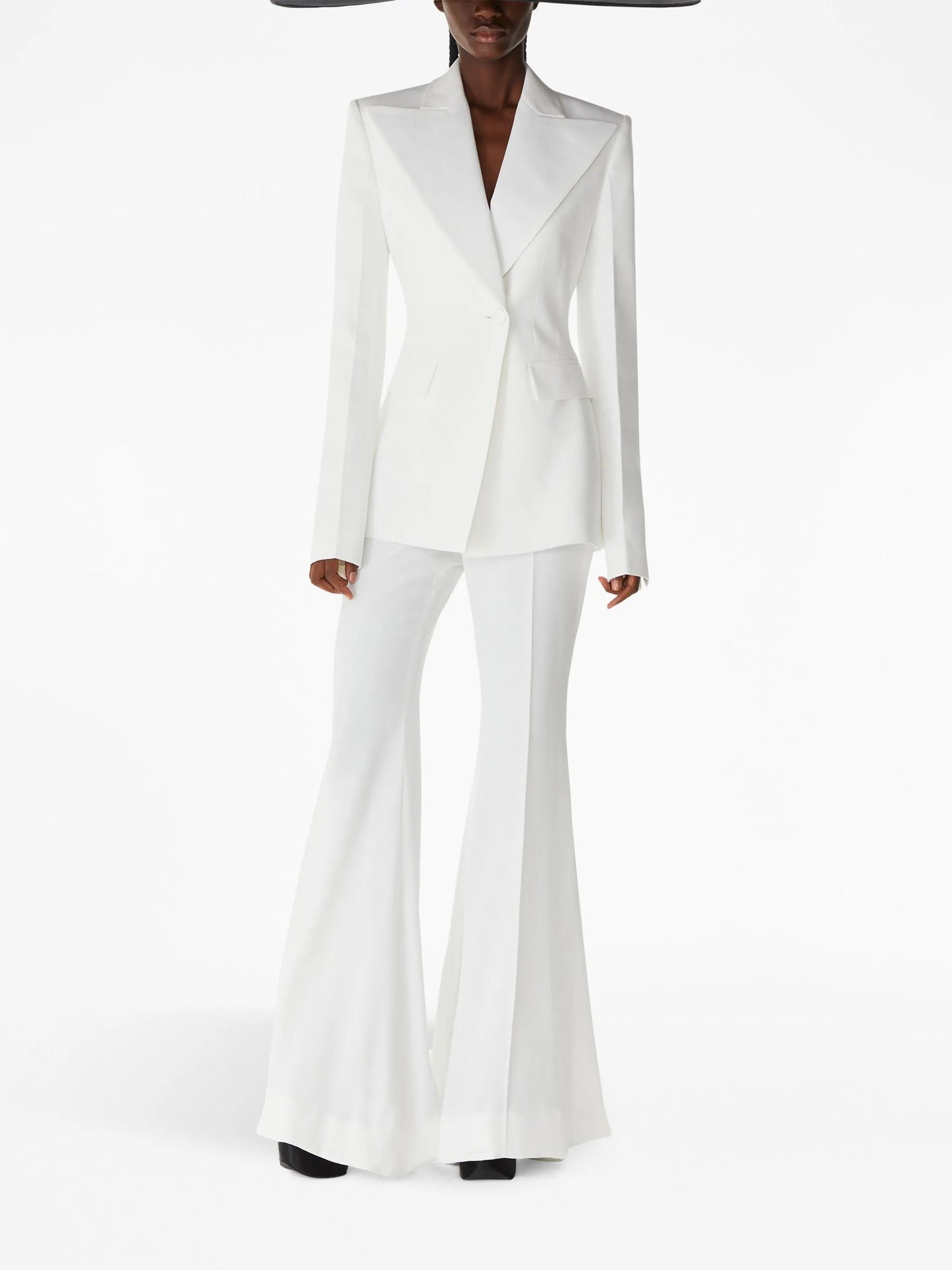 single-breasted peak-lapel blazer
