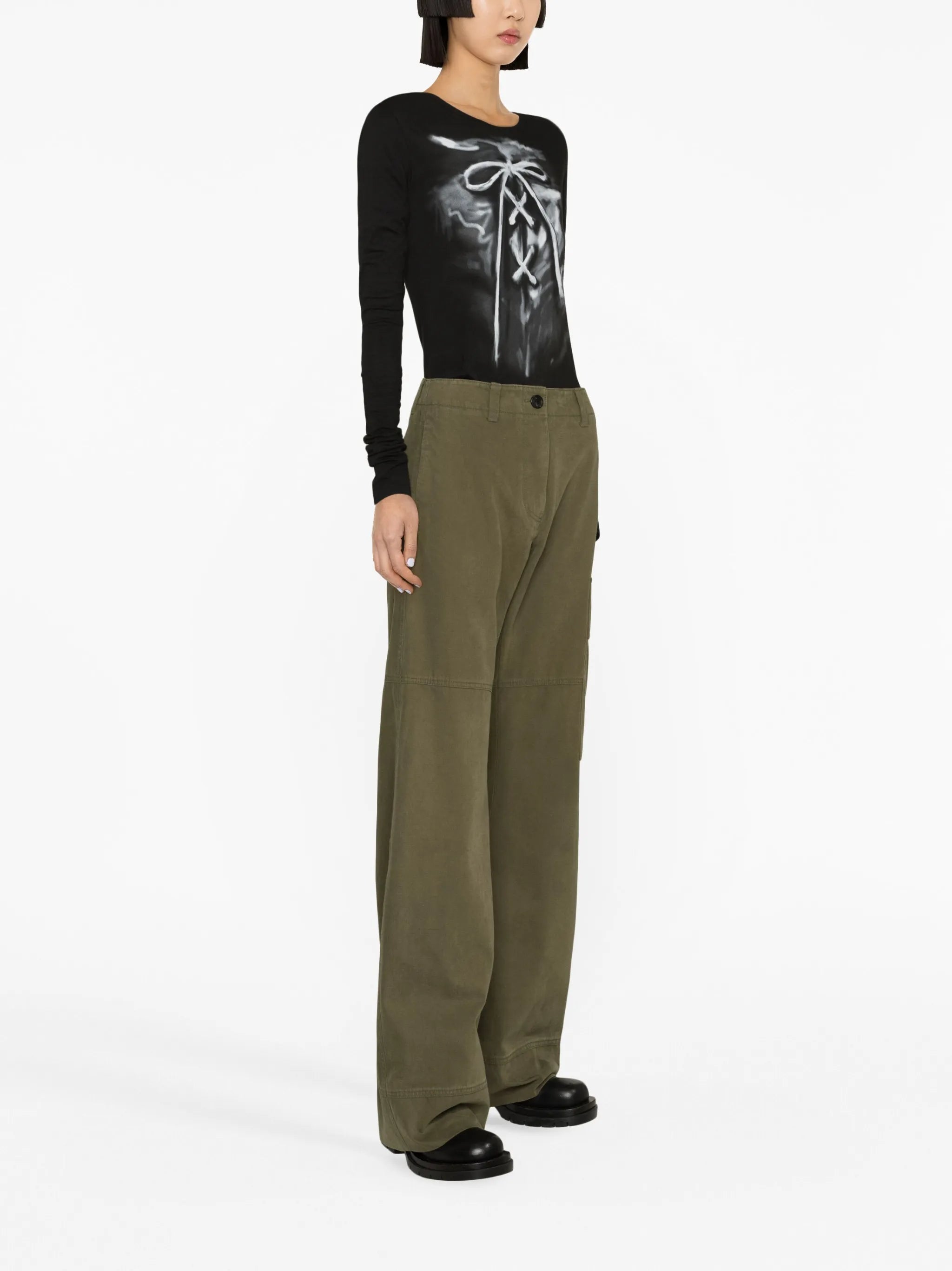 wide-leg cargo trousers