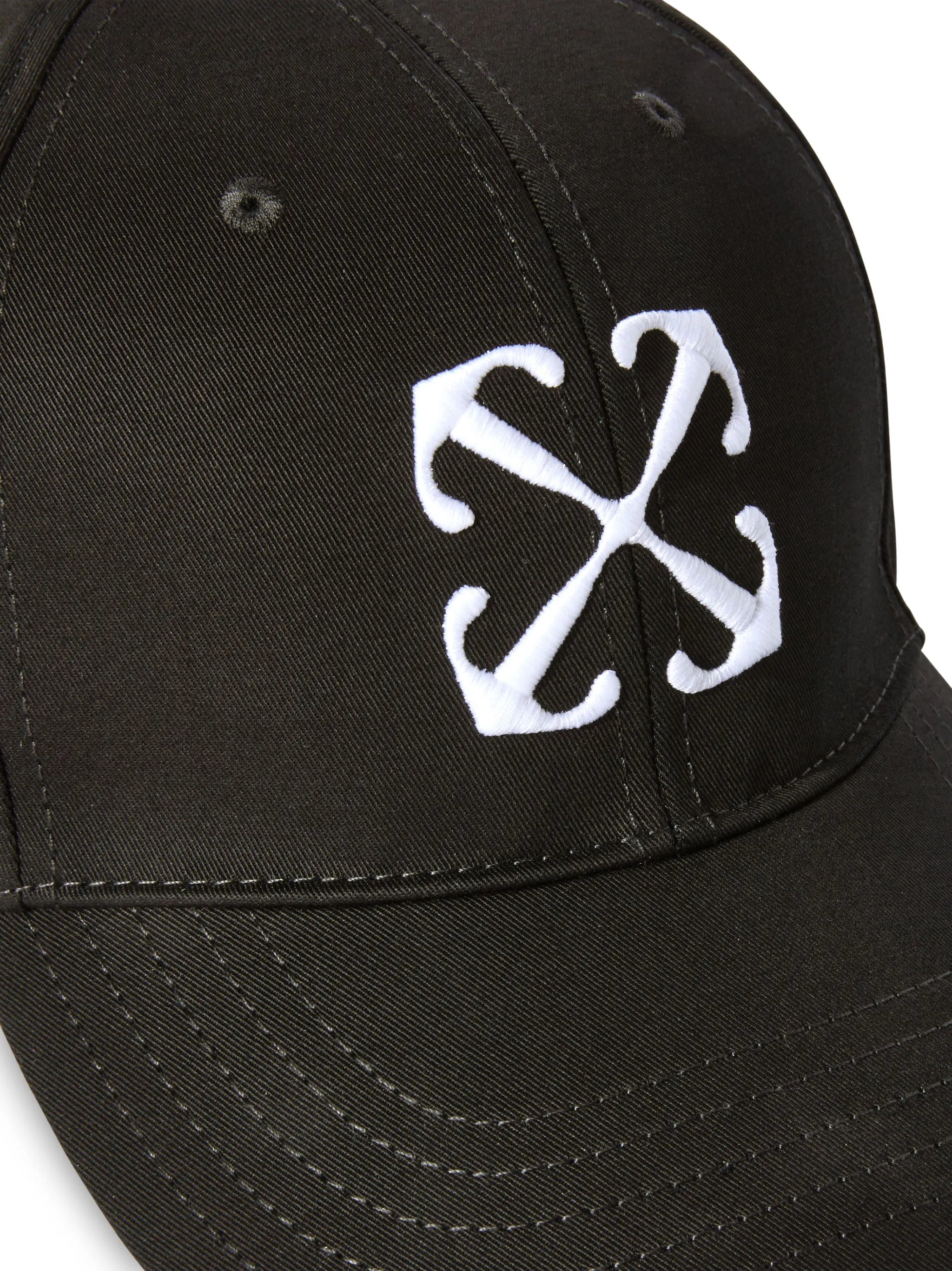Arrows-embroidered cap