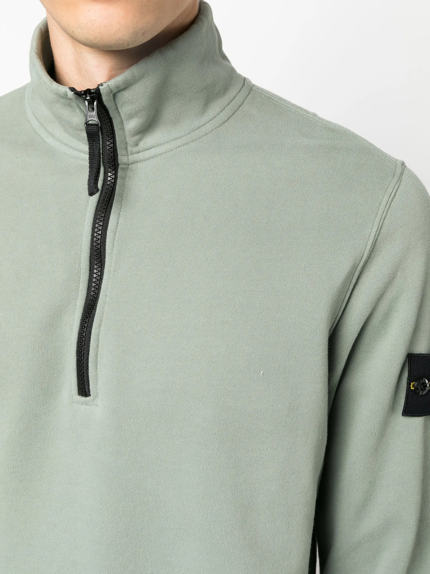 Compass-patch zip-fastening sweatshirt