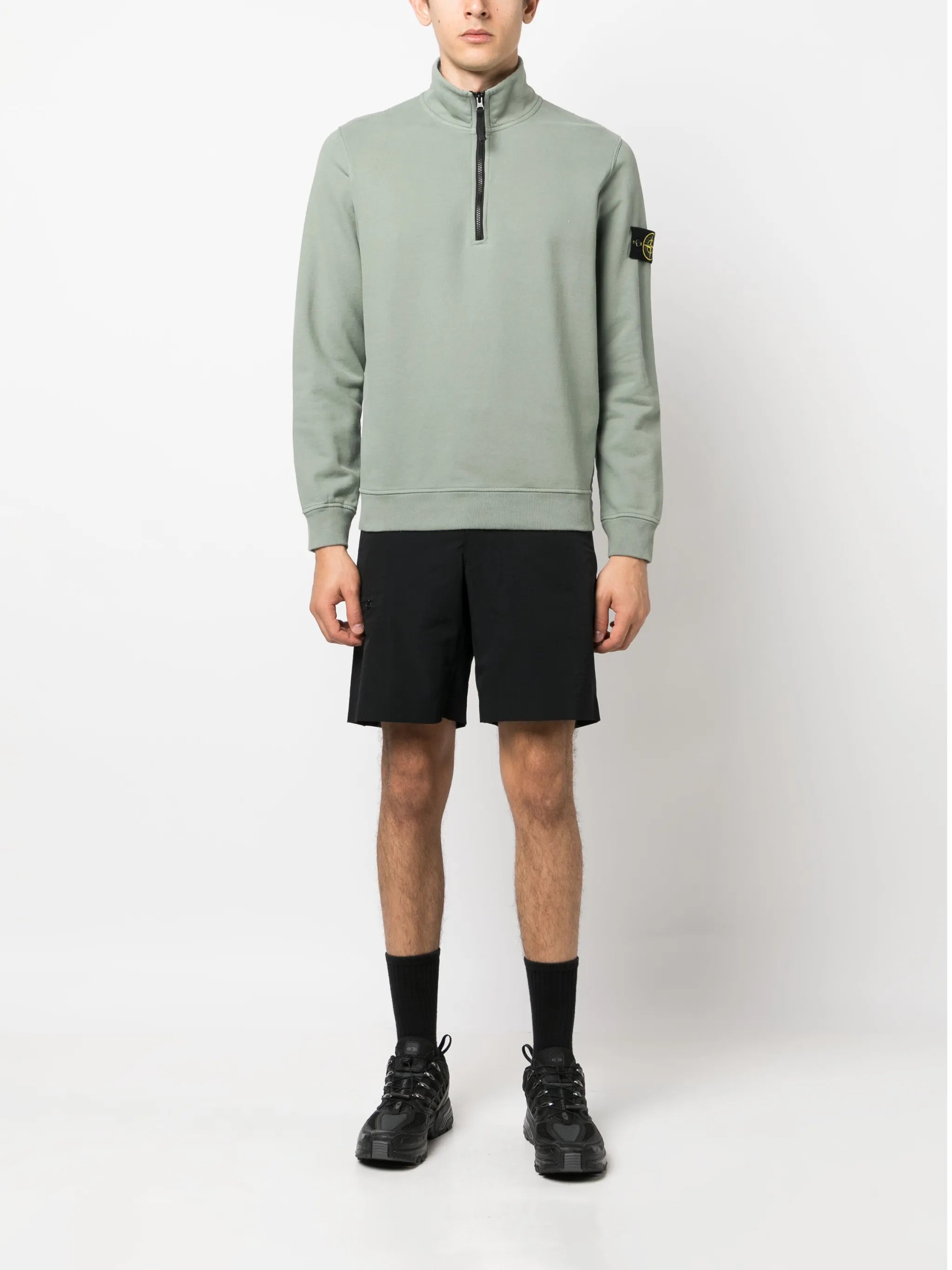 Compass-patch zip-fastening sweatshirt