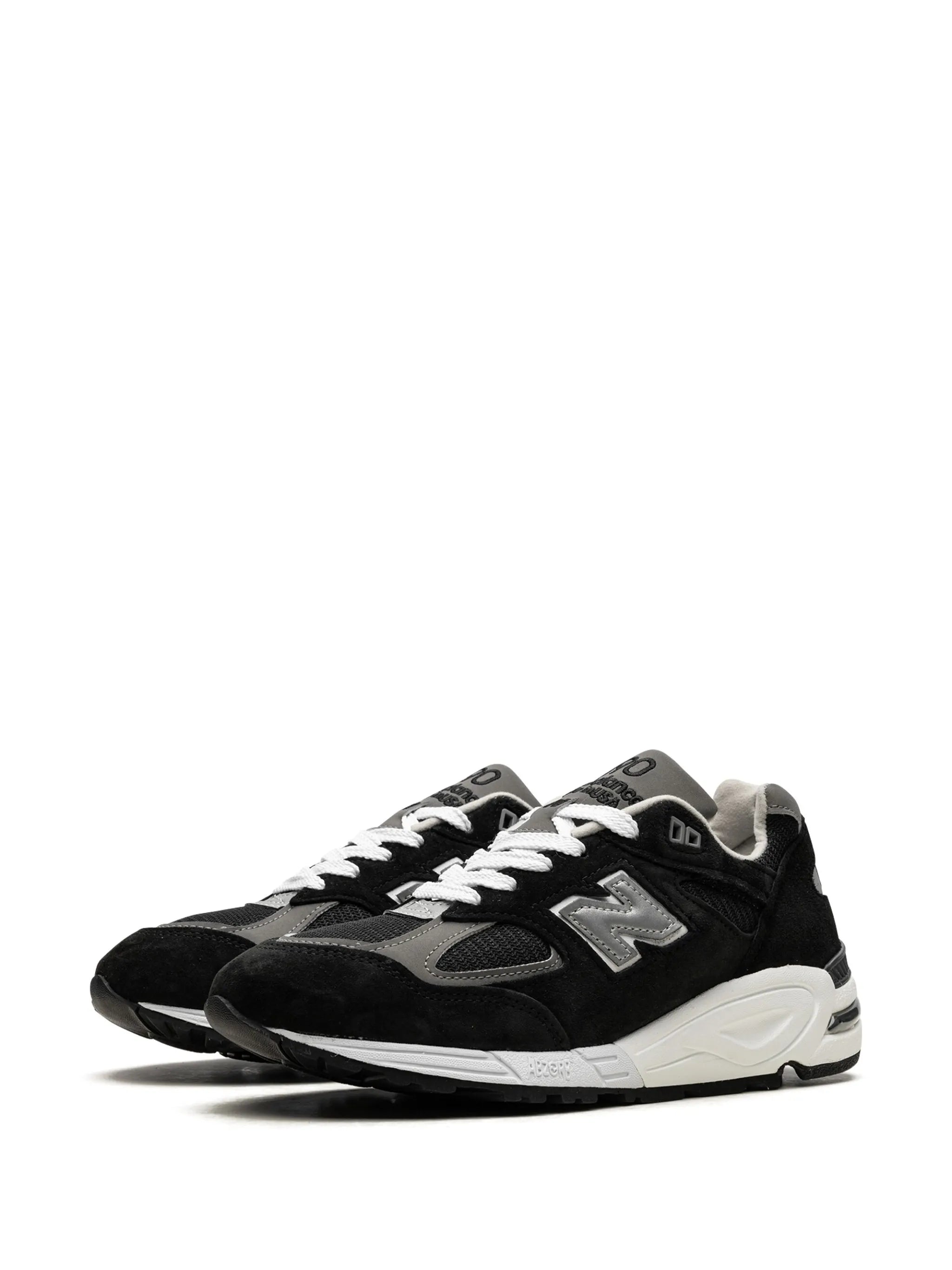 990 