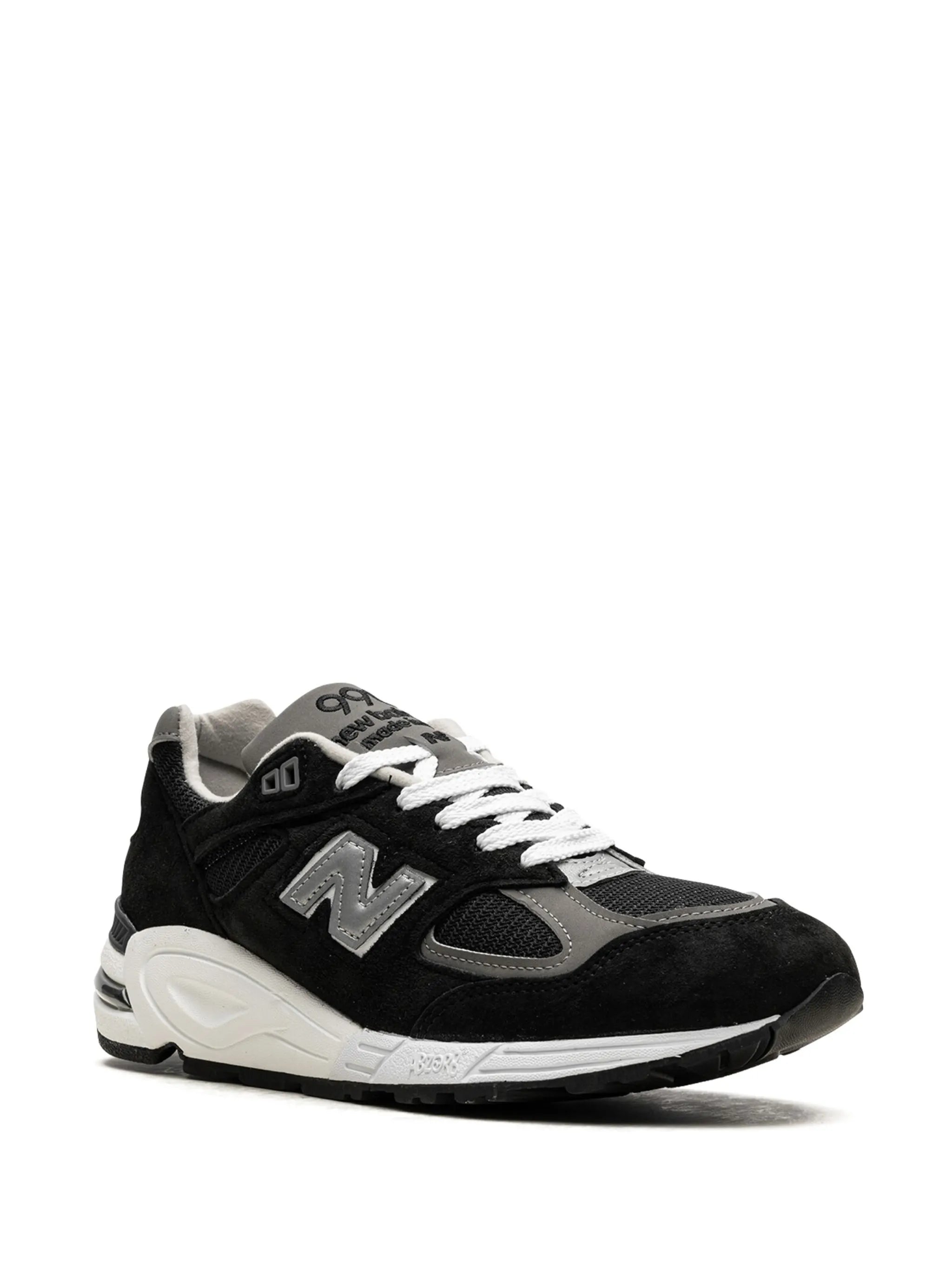 990 