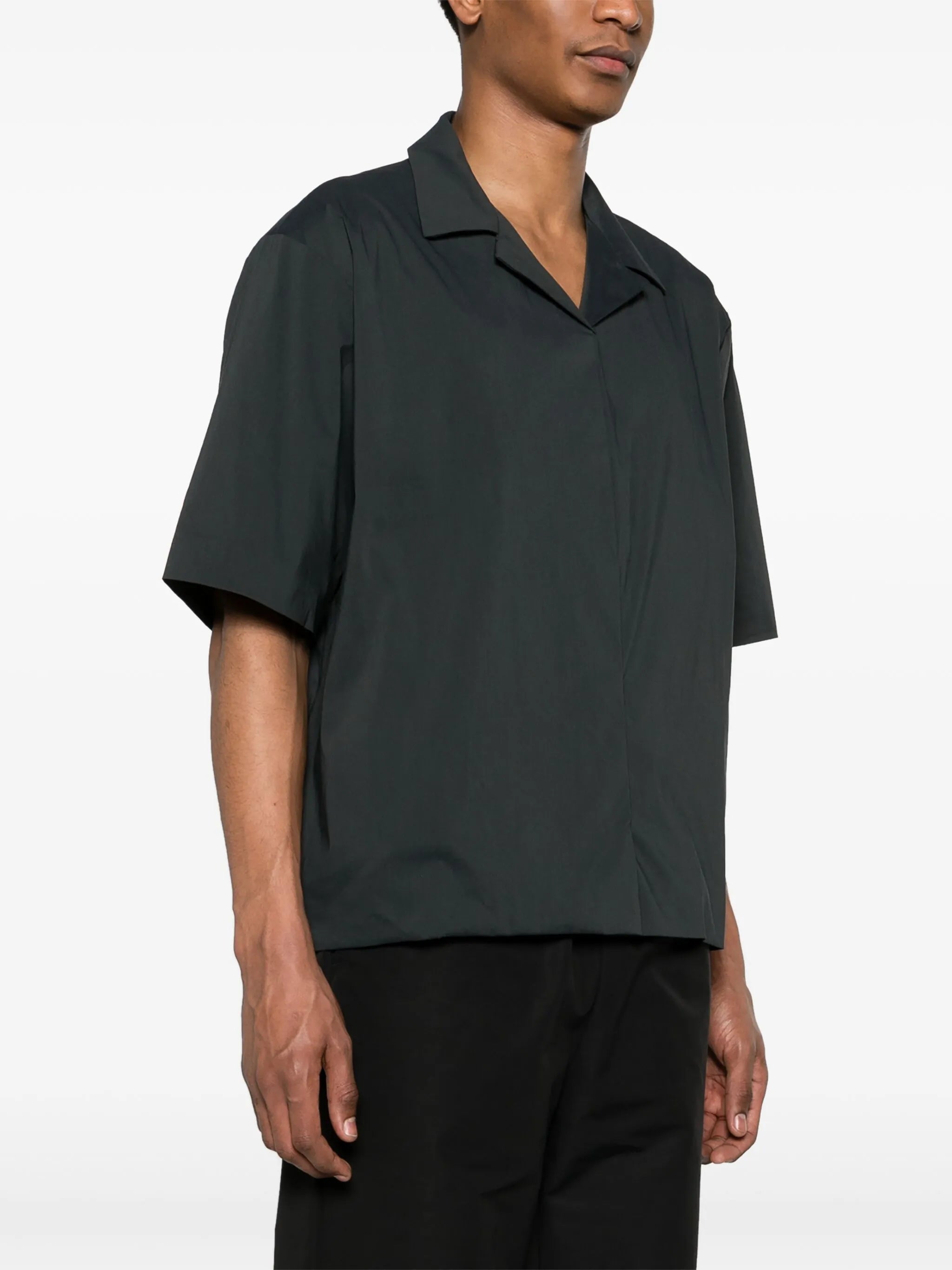 magnetic-fastening camp-collar shirt