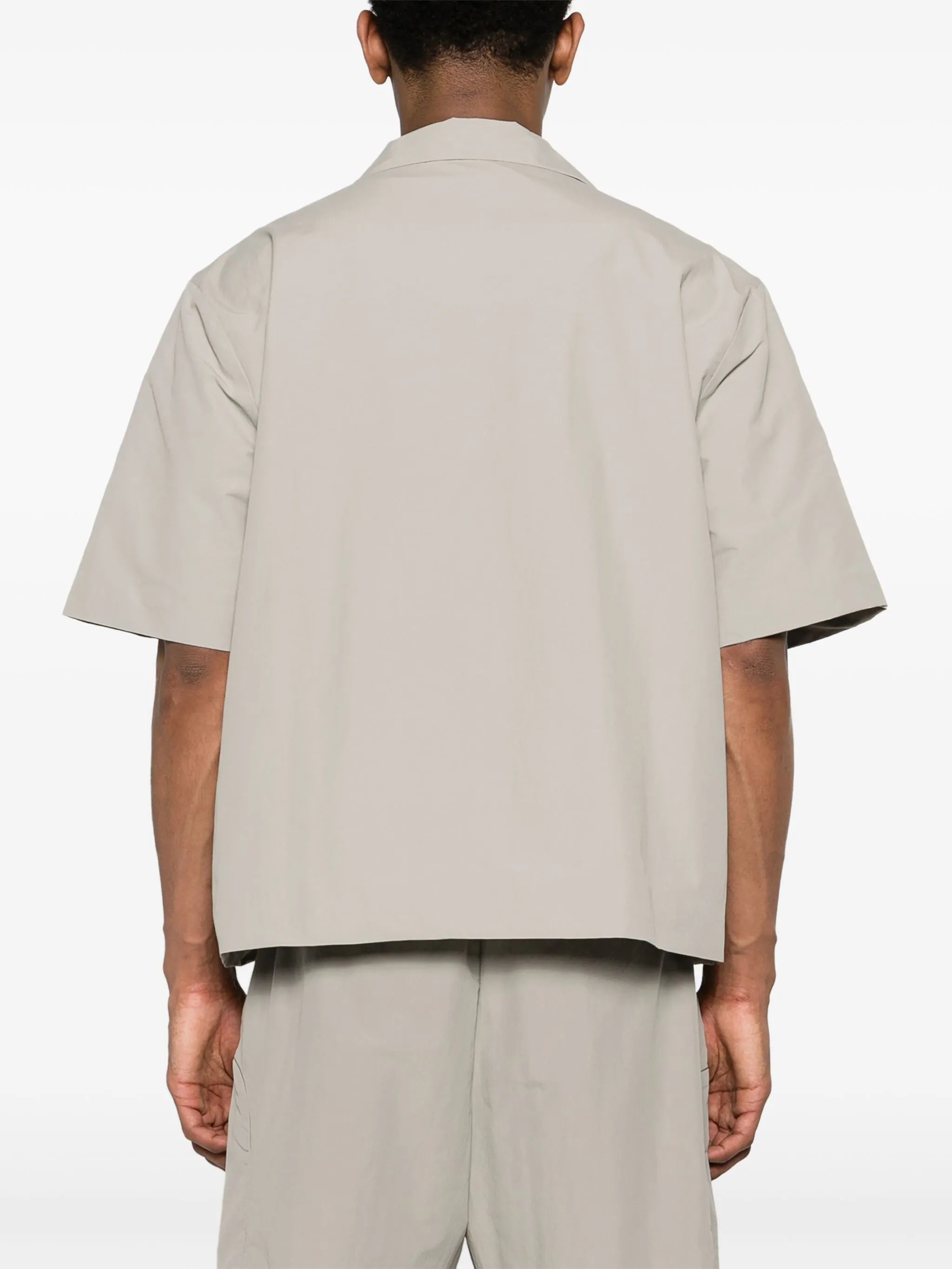 magnetic-fastening camp-collar shirt