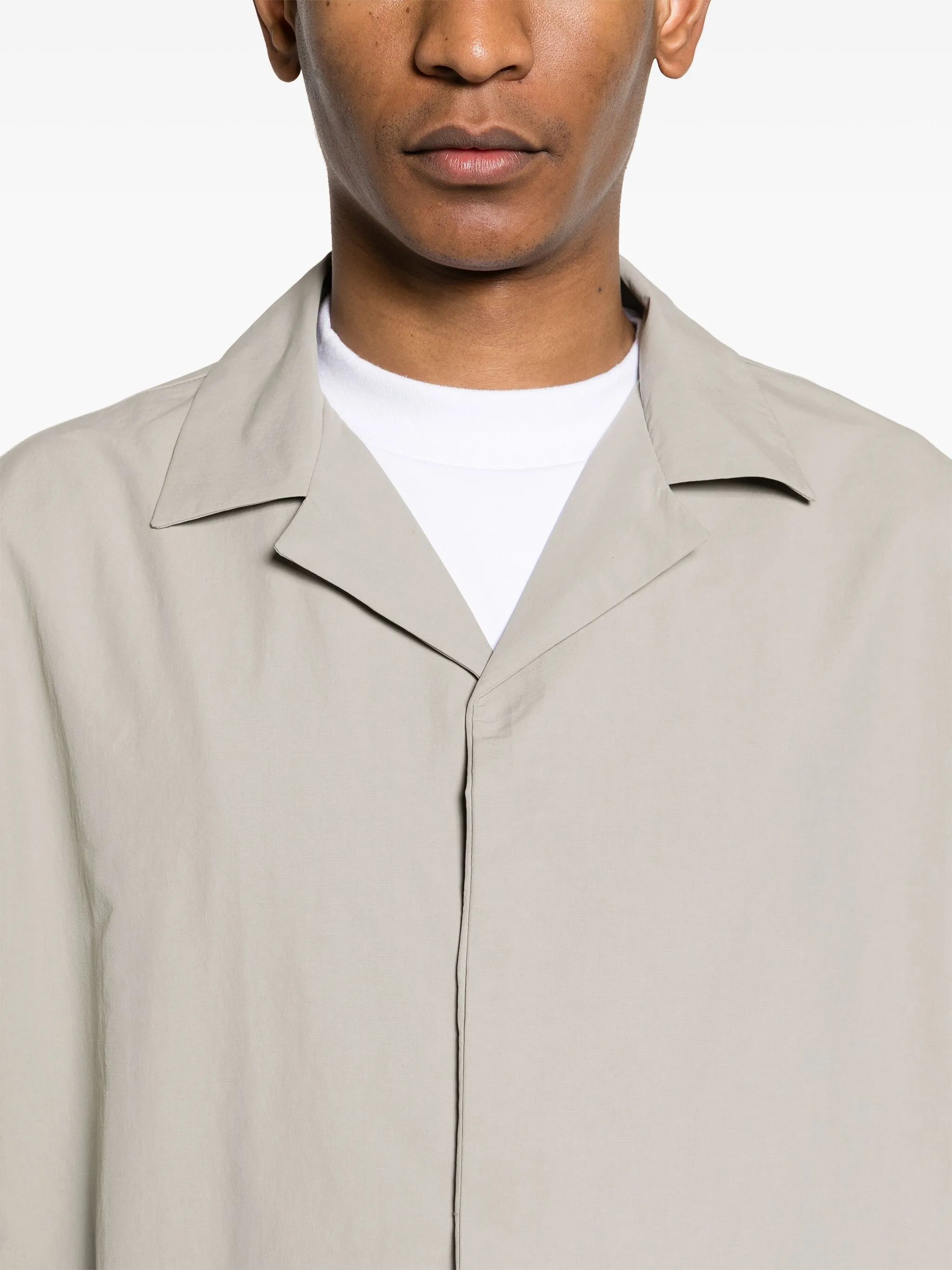 magnetic-fastening camp-collar shirt