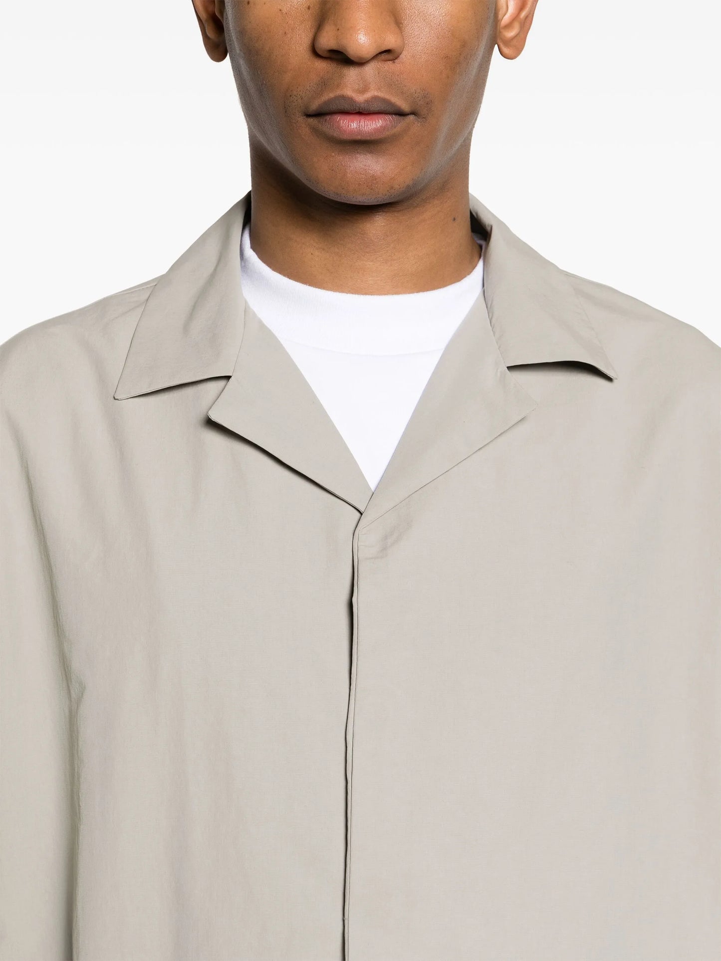 magnetic-fastening camp-collar shirt