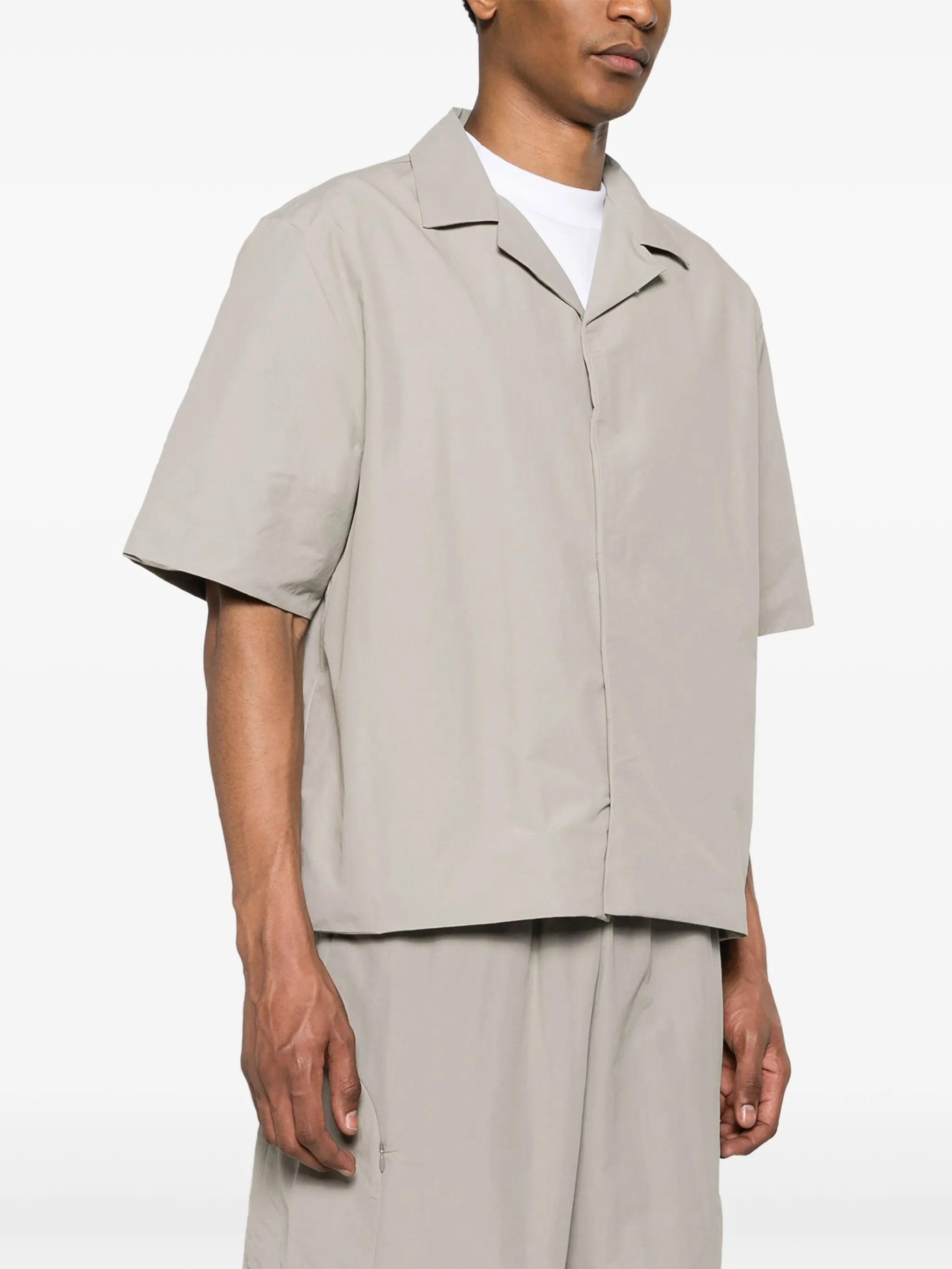 magnetic-fastening camp-collar shirt