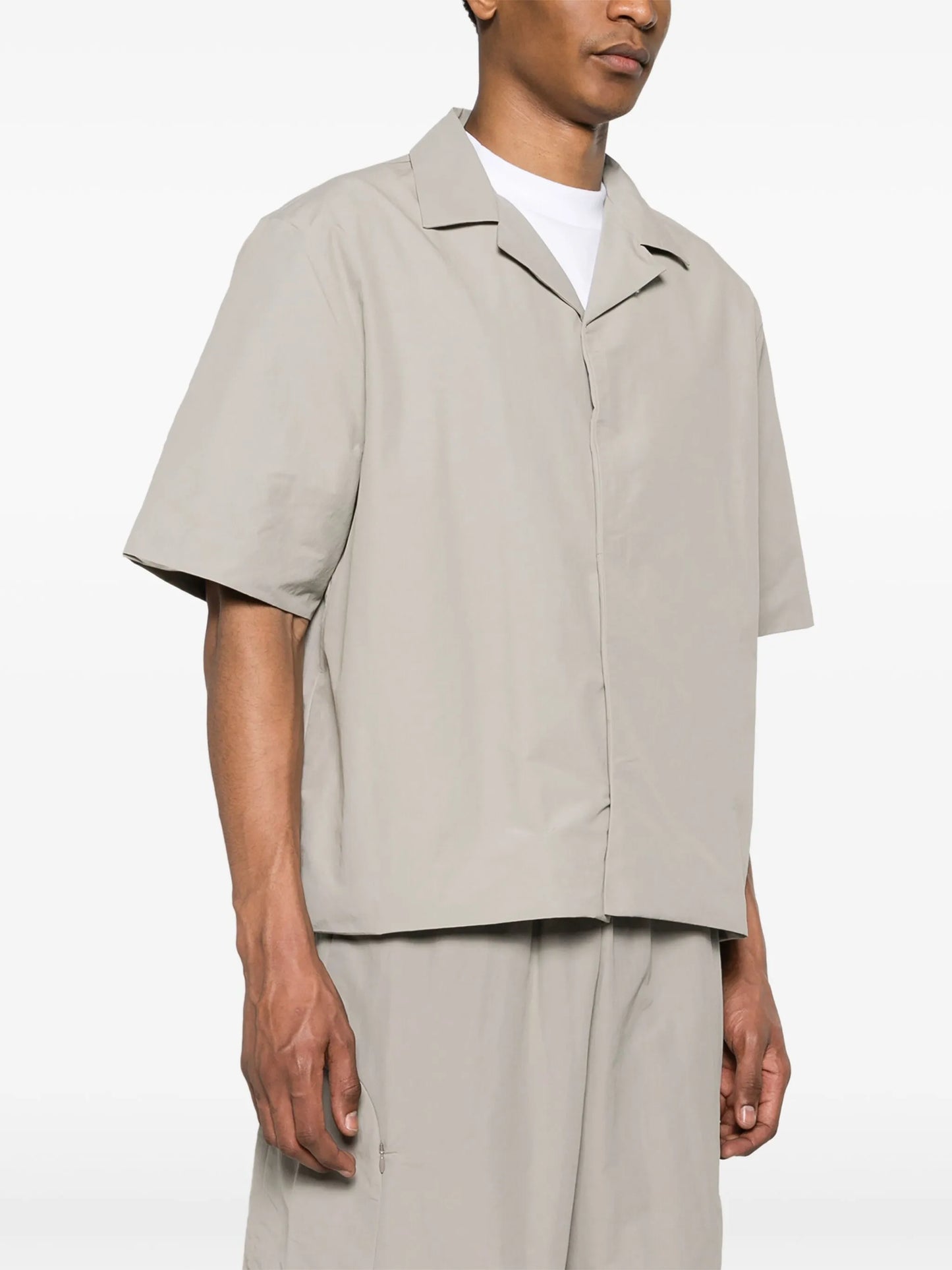 magnetic-fastening camp-collar shirt
