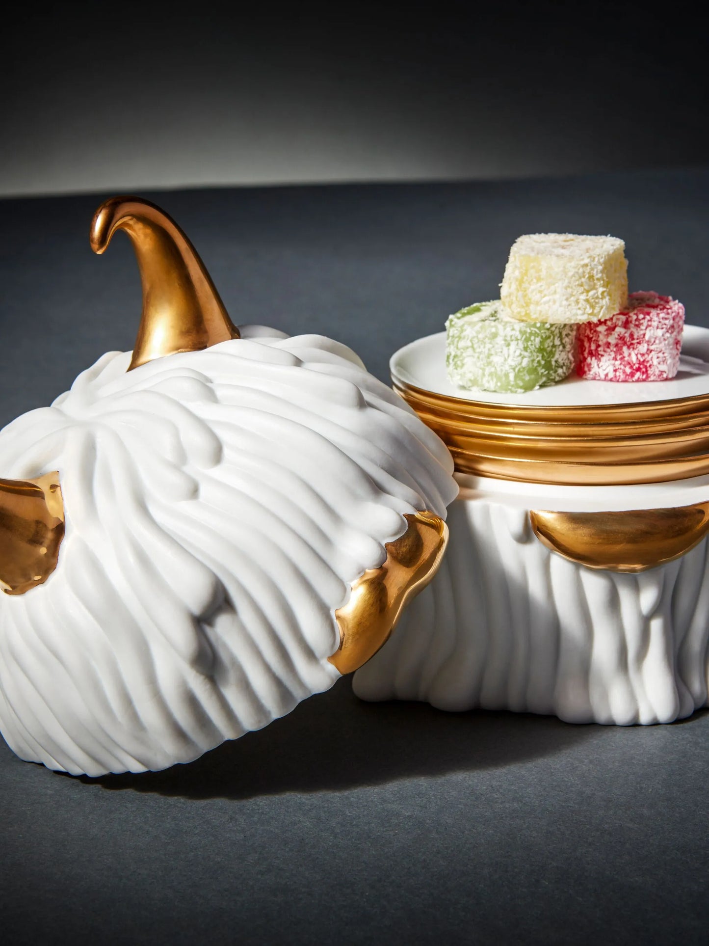 Haas Lynda porcelain box and plates (set of four)