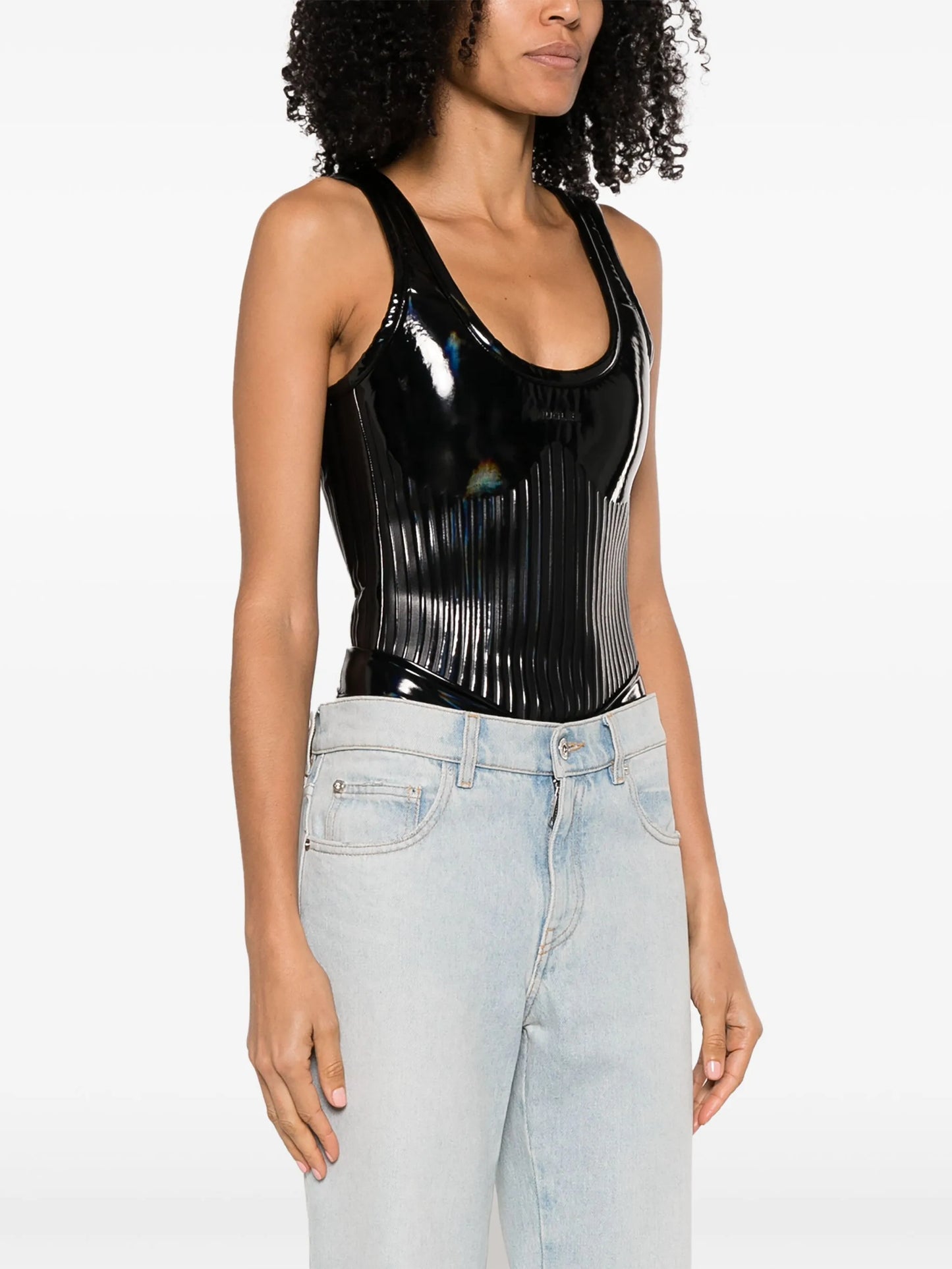 logo-embossed high-shine body