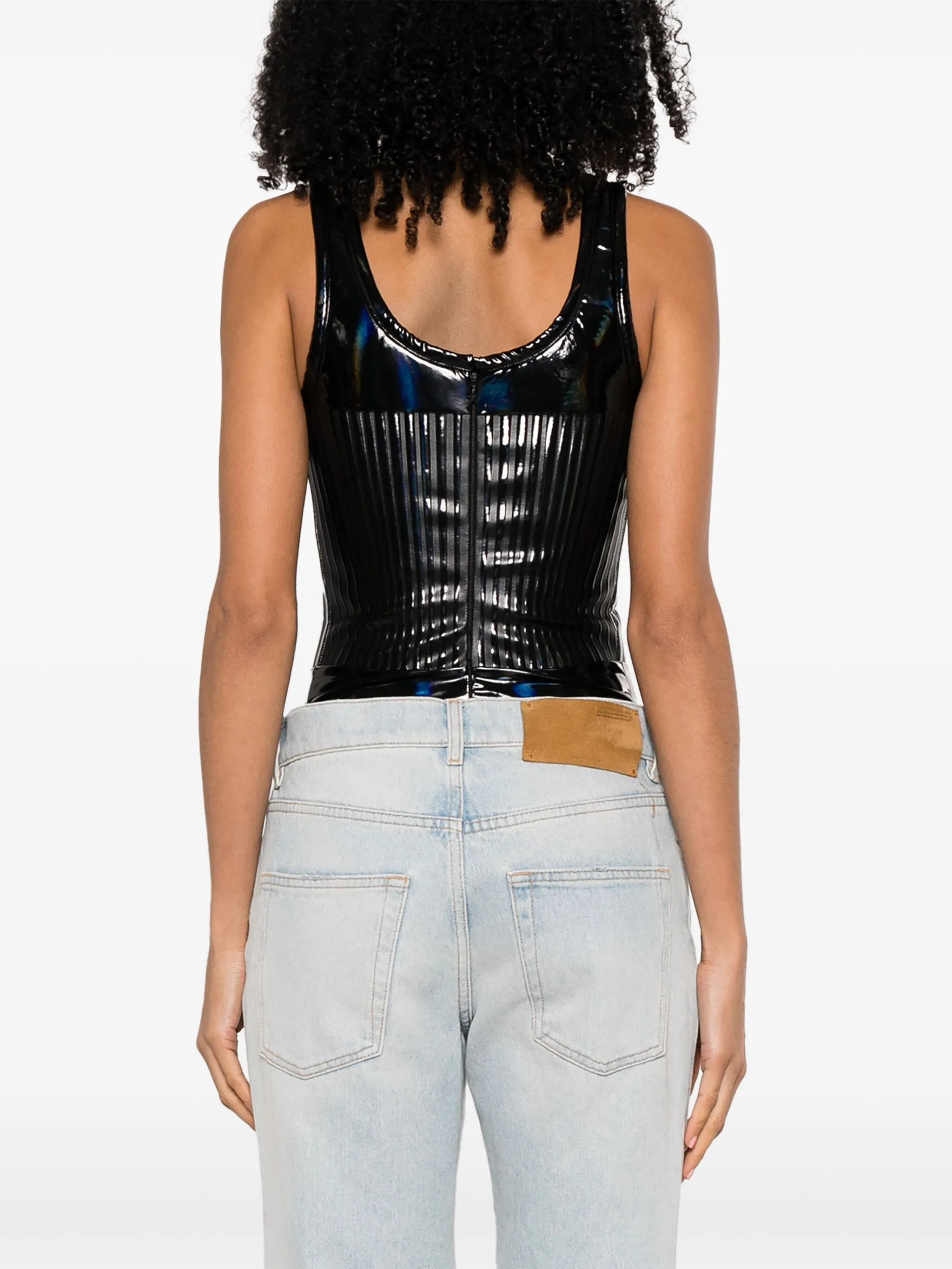 logo-embossed high-shine body