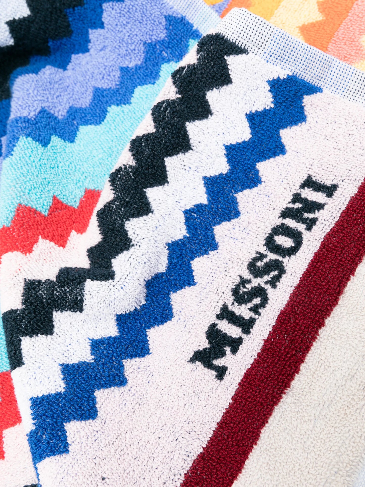 Cecil zigzag-woven beach towel