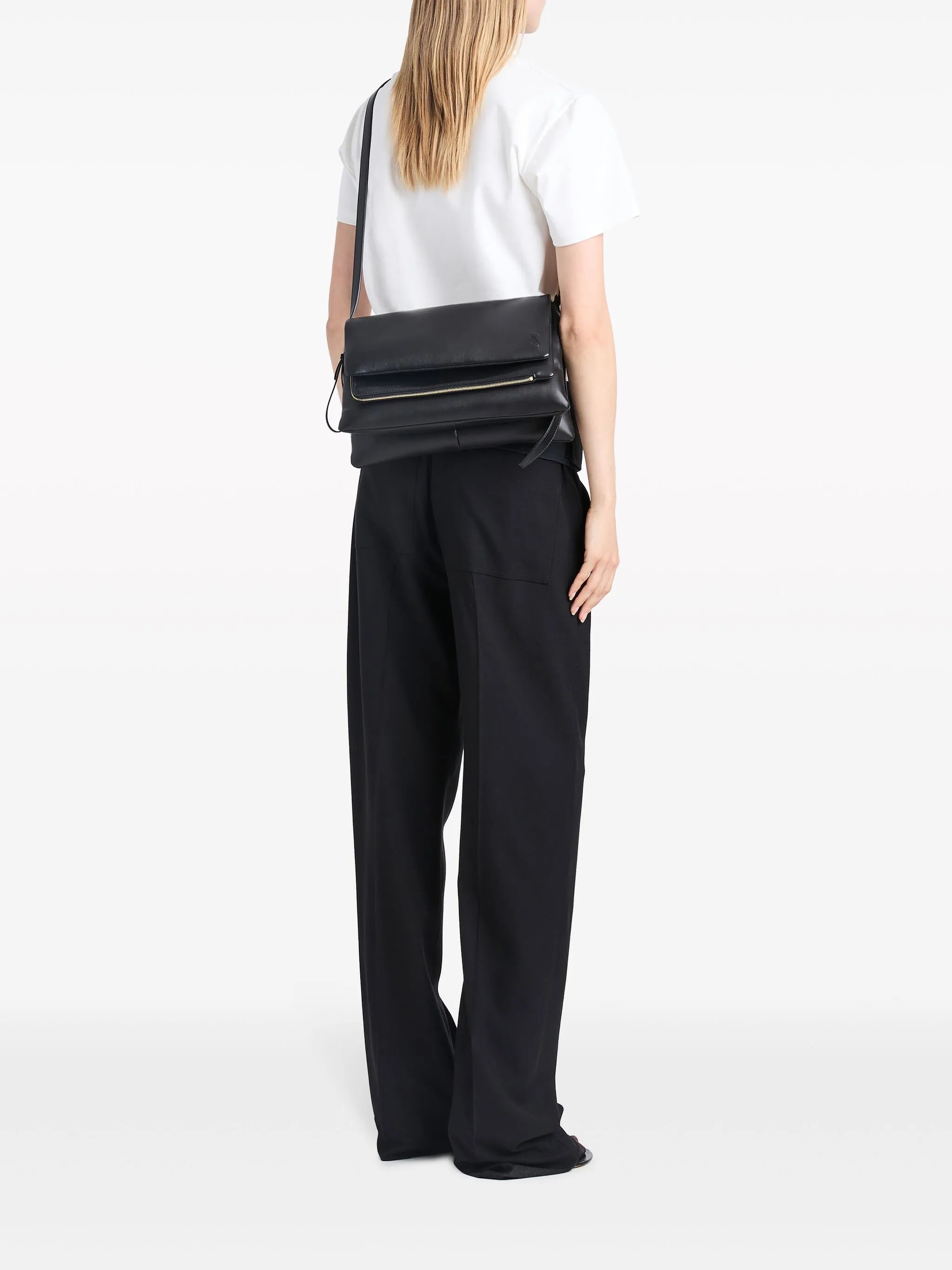 City leather shoulder bag