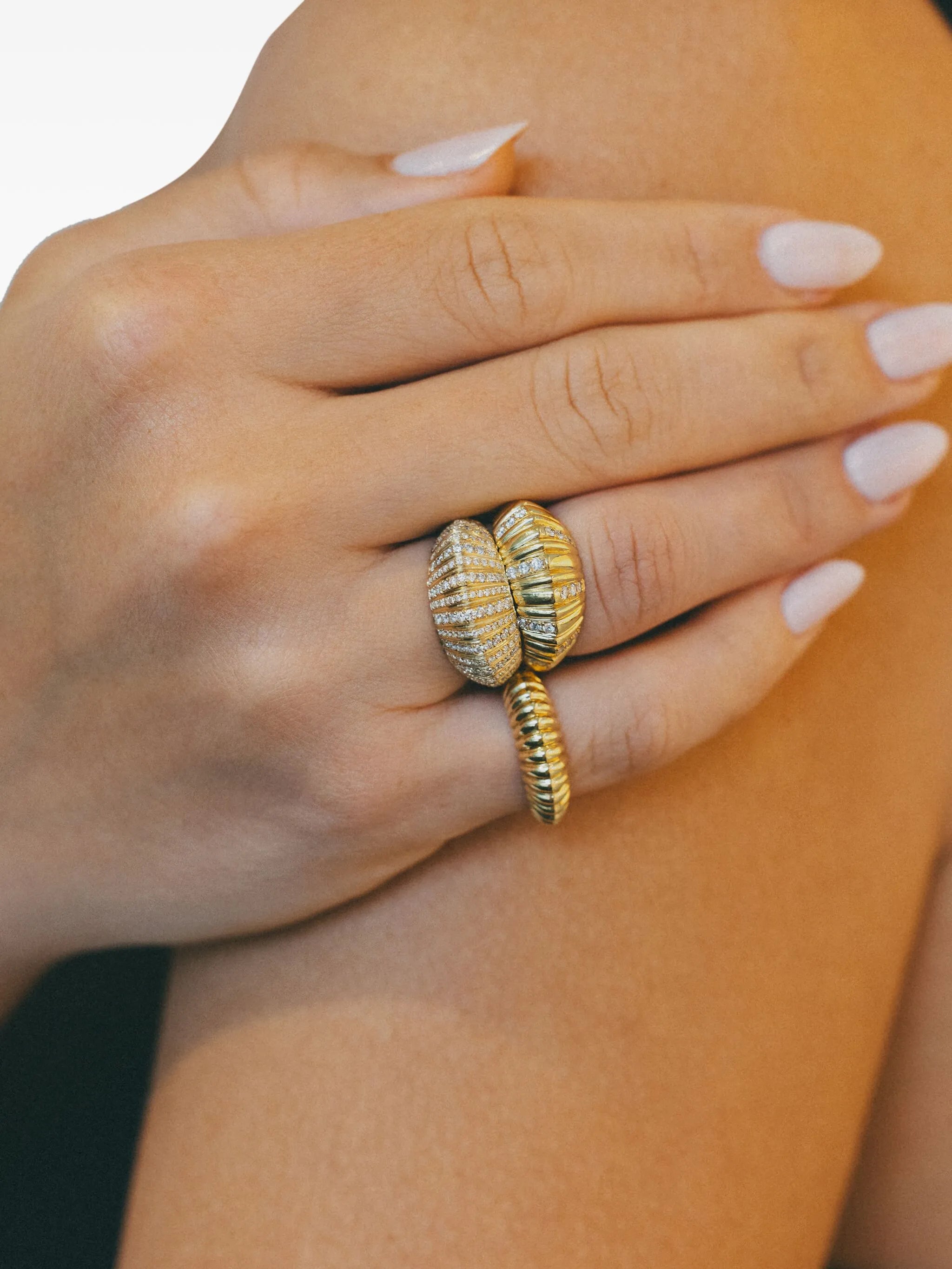 18kt yellow gold XL Fluted Crescent band ring