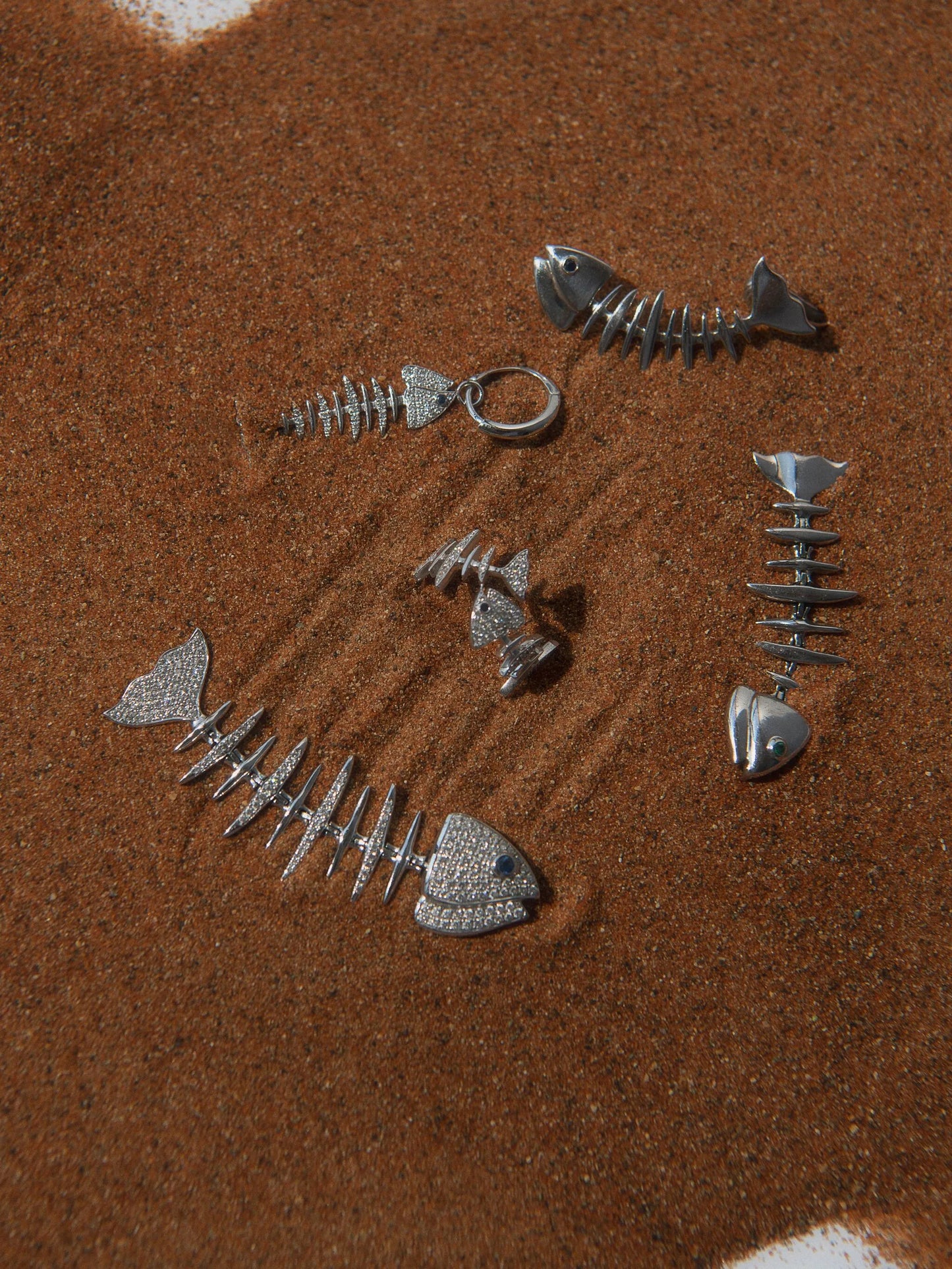 18kt white gold Fish diamond and sapphire earring