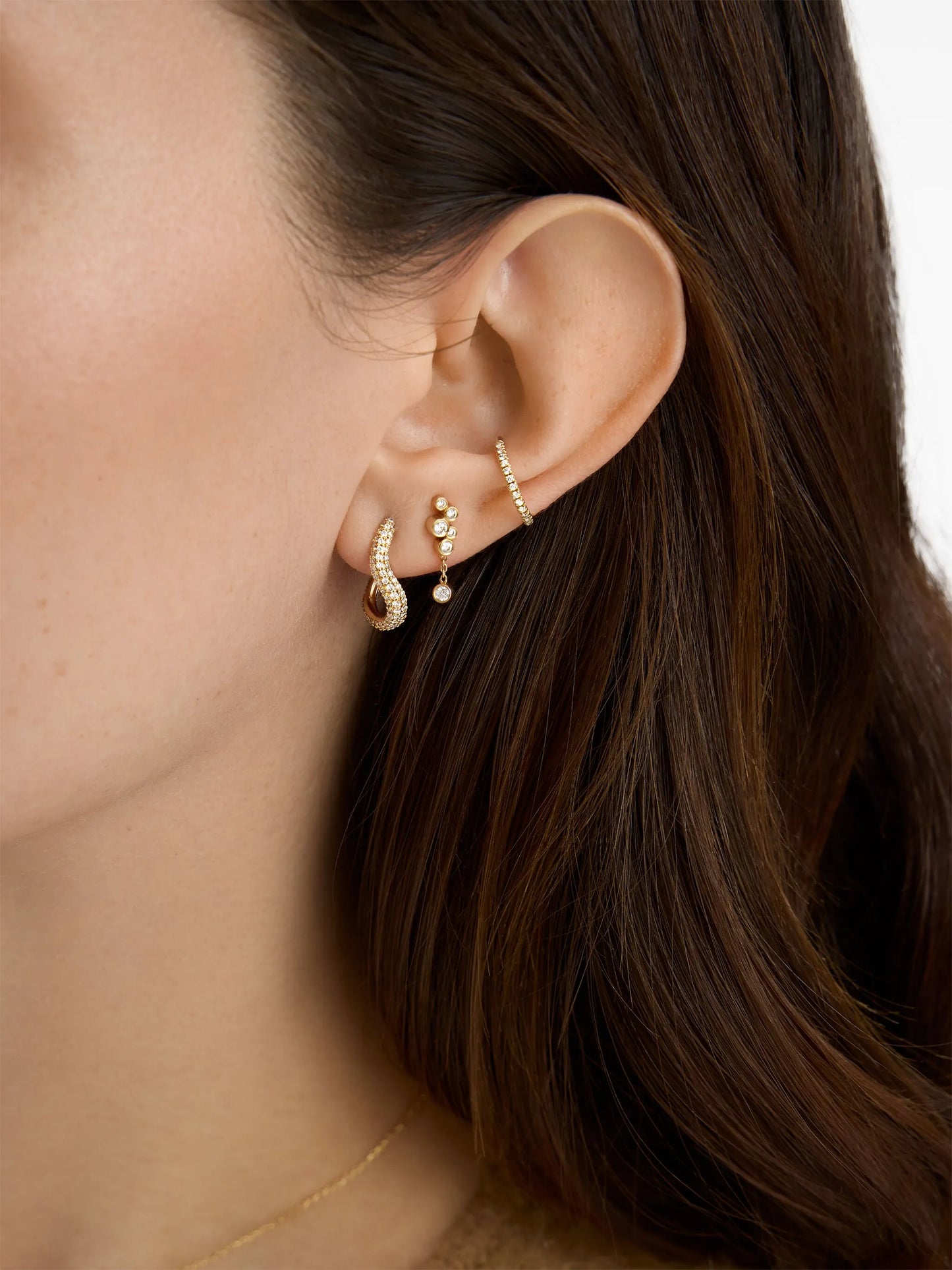 18kt yellow gold Wavy diamond hoop earring