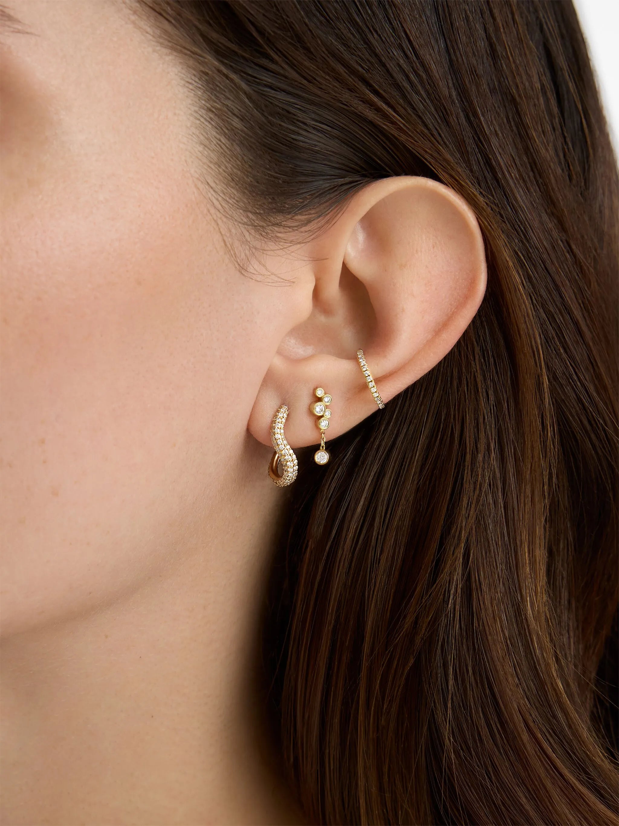 18kt yellow gold Wavy diamond hoop earring