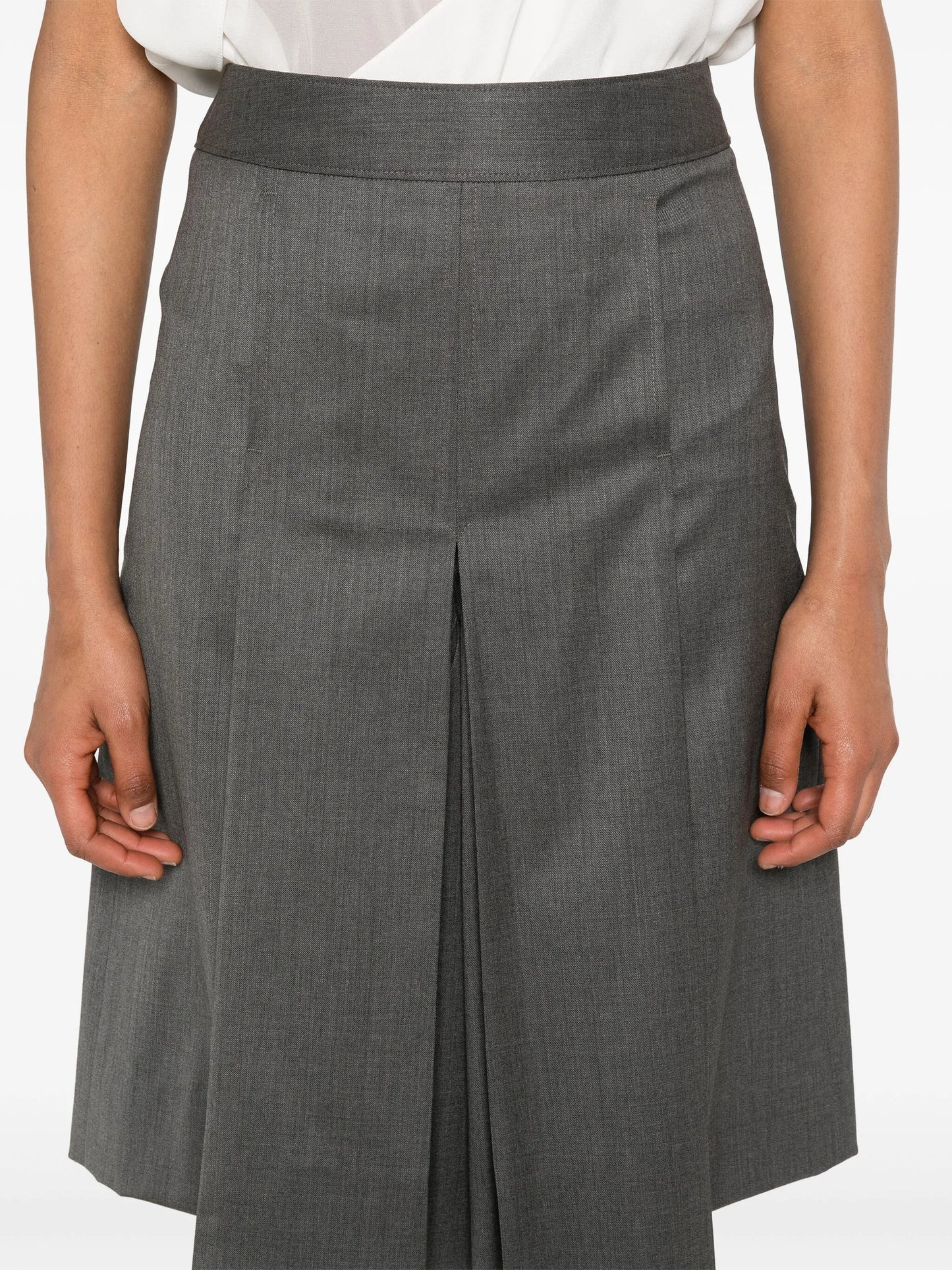 mid-rise pleated shorts