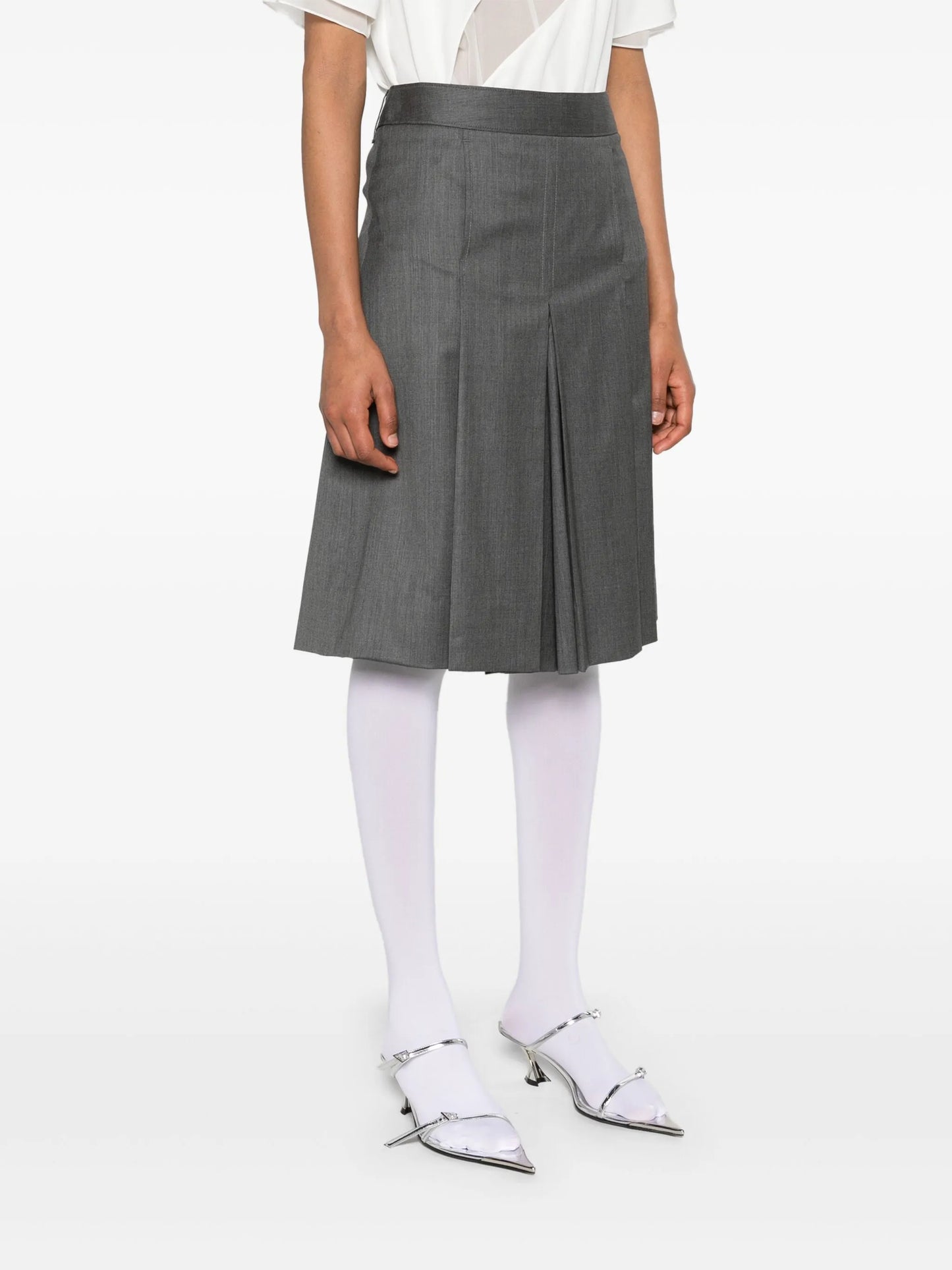 mid-rise pleated shorts