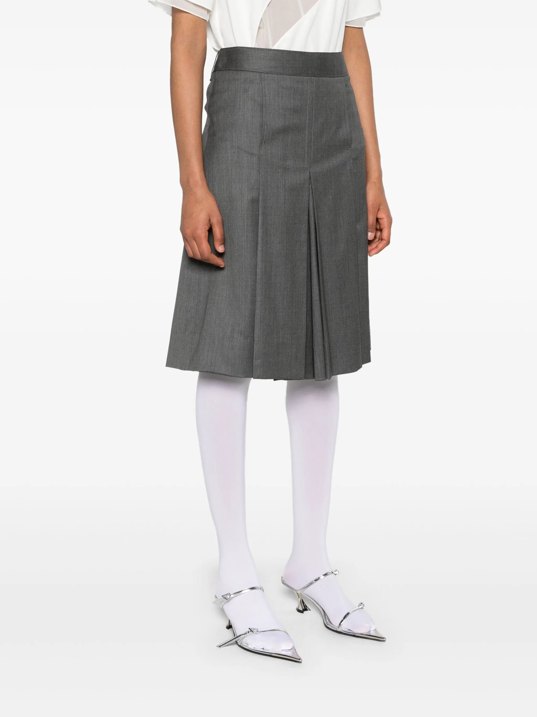 mid-rise pleated shorts