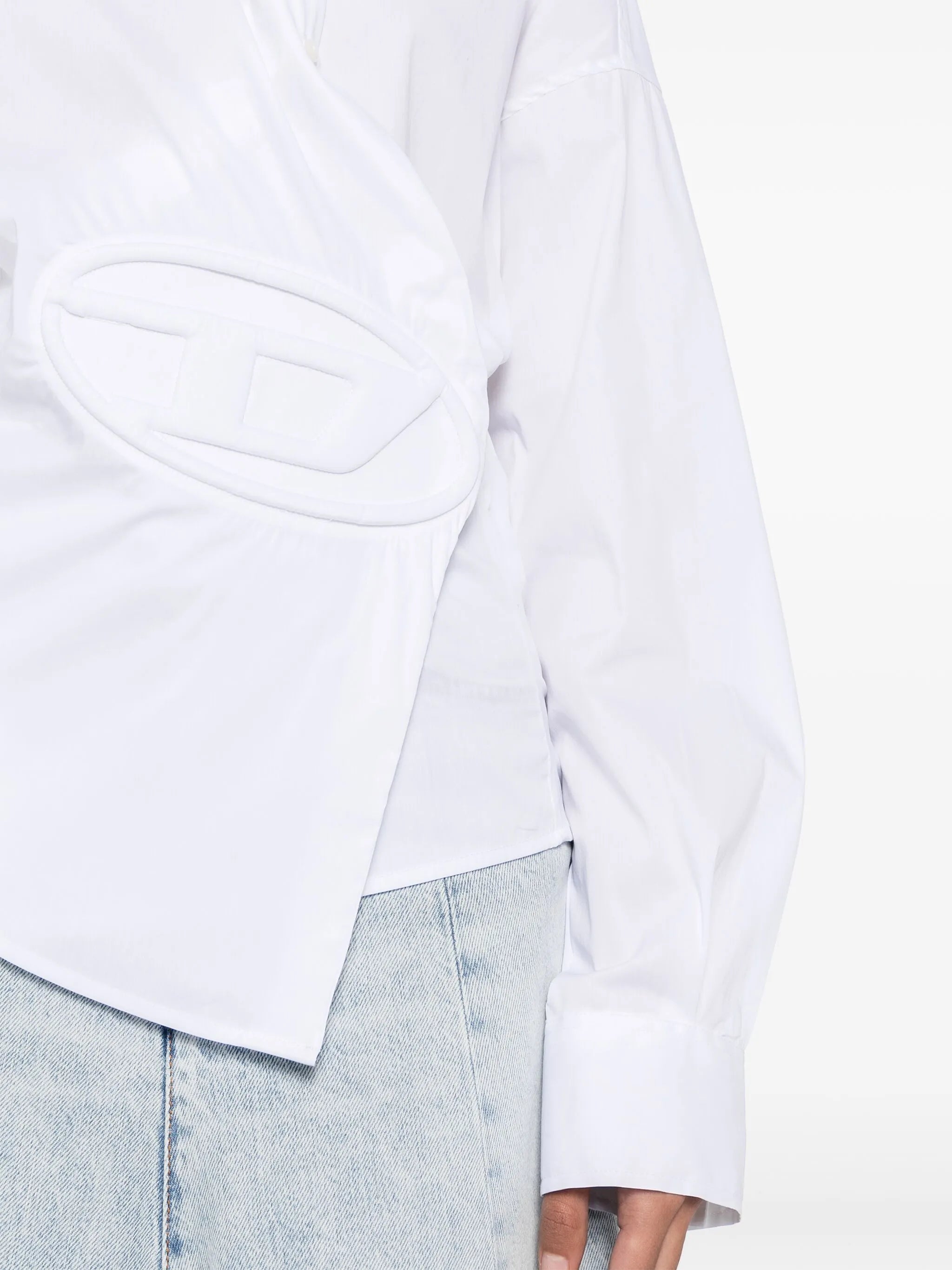 Oval D-appliqué shirt
