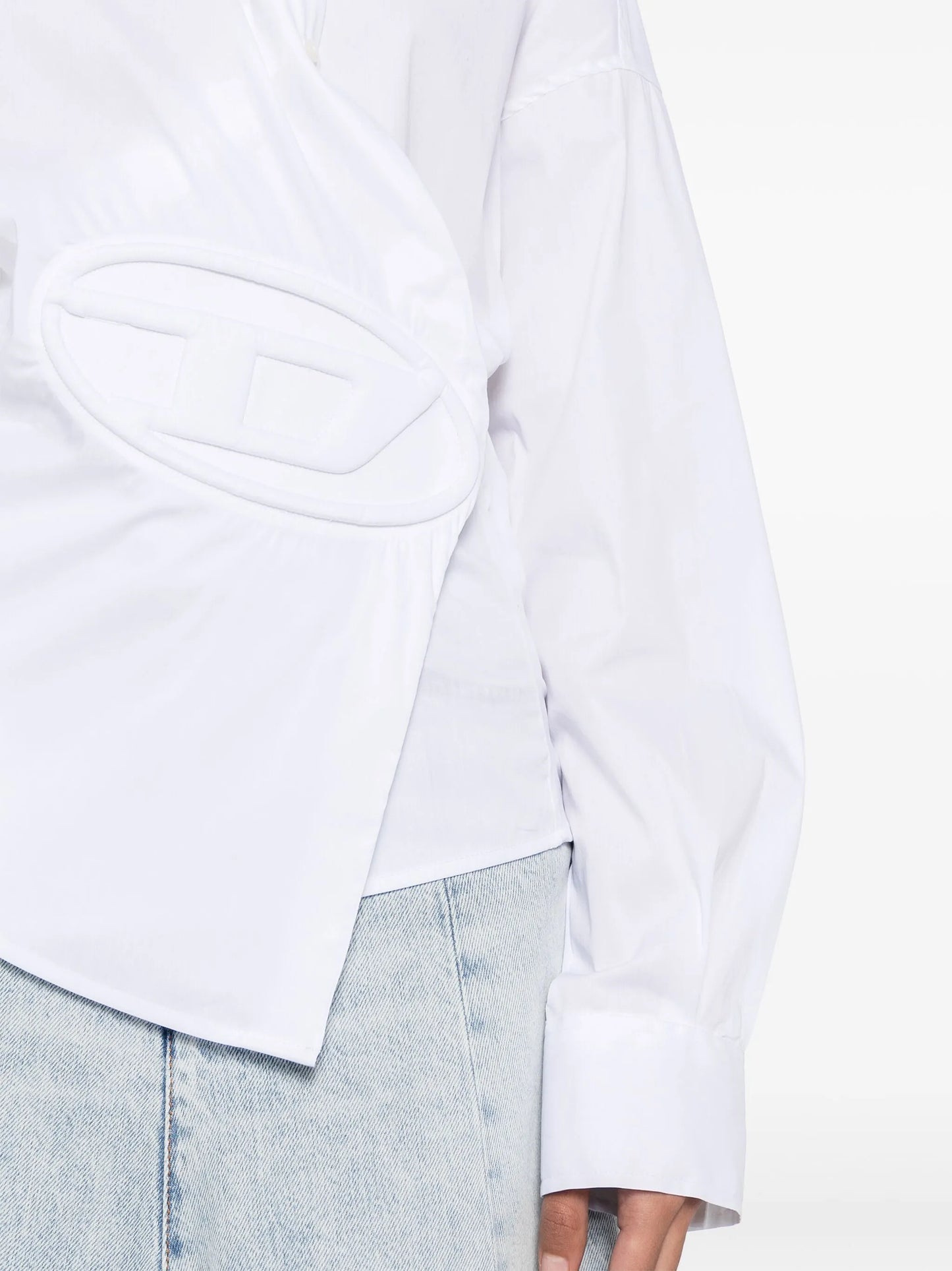 Oval D-appliqué shirt